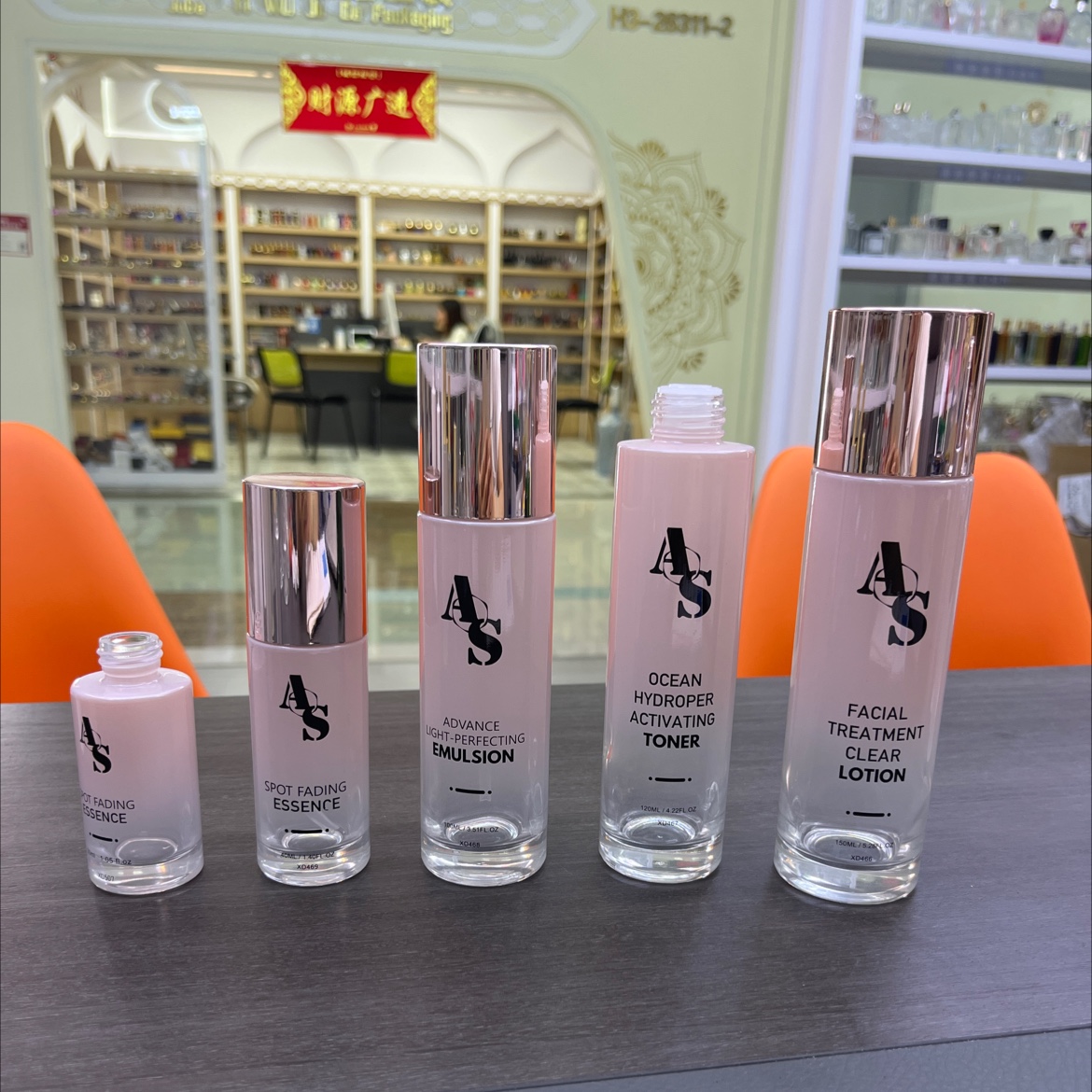 Houde Glass Factory offers 150ml, 120ml, 100ml, 40ml and 30ml straight round glass bottles for cosmetics details Picture