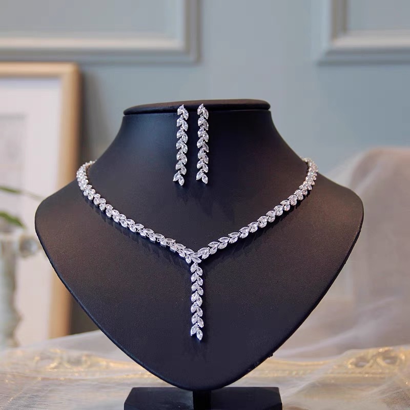 أزياء زفافية كلاسيكية مع أزياء من البلاط والقرط details Picture