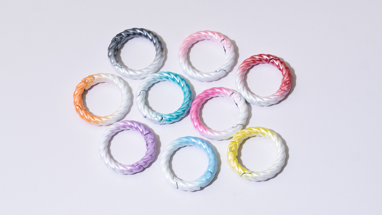 New product: Baked paint two-color twisted spring buckle, circular open ring, gradient spring ring, keychain, DIY accessory, alloy connection ring Application Scenario