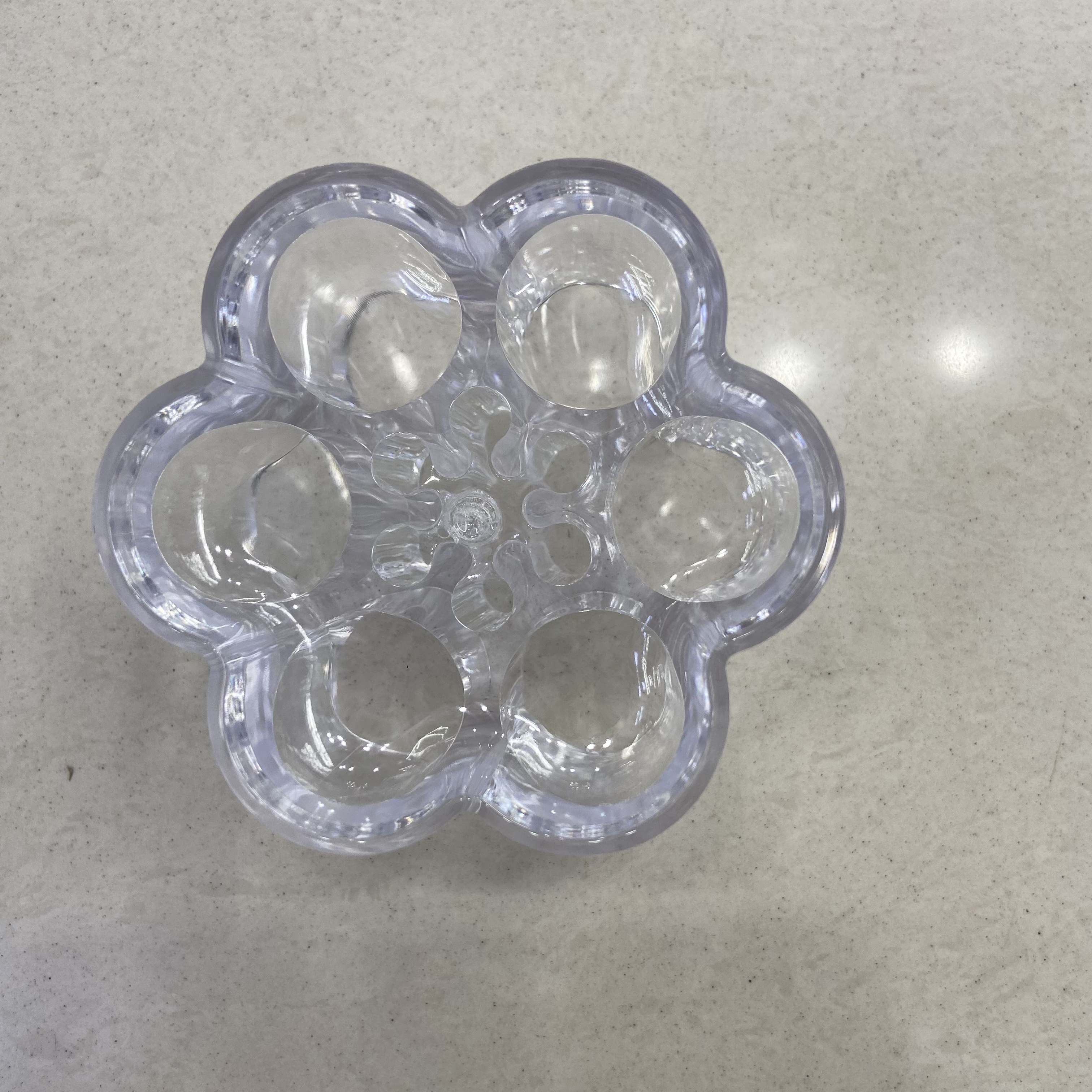 Mini lipstick stand 6-hole plum blossom-shaped plastic transparent cosmetics storage box Application Scenario