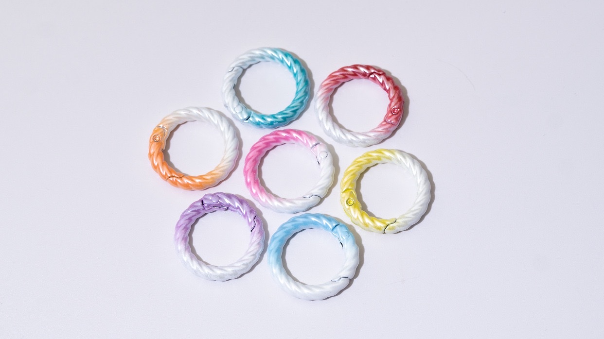 New product: Baked paint two-color twisted spring buckle, circular open ring, gradient spring ring, keychain, DIY accessory, alloy connection ring Specification image