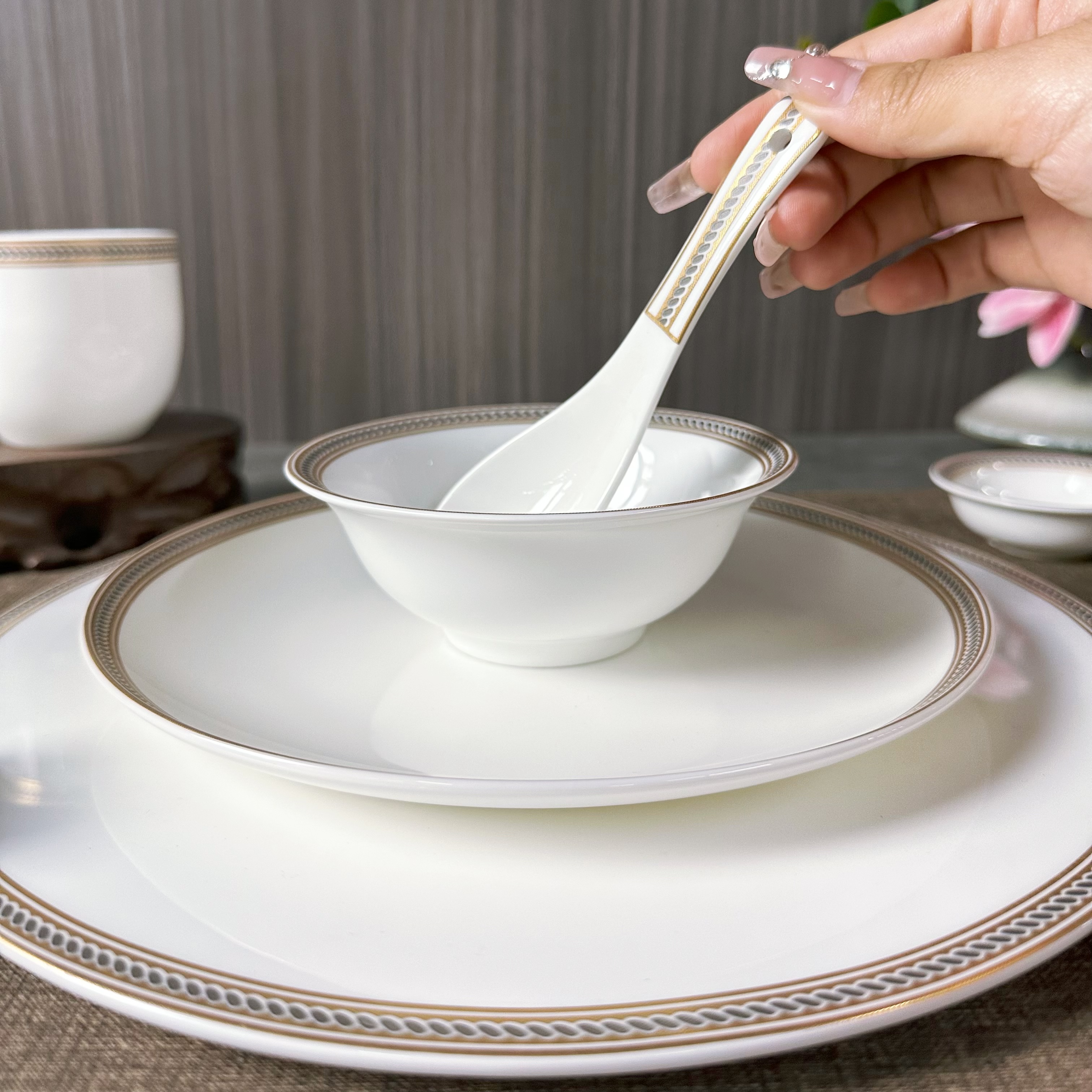The Golden Kingdom Series High Bone China Tableware Set is a luxurious and elegant 8-piece set with a court style, suitable for hotels, restaurants, banquets and household use details Picture
