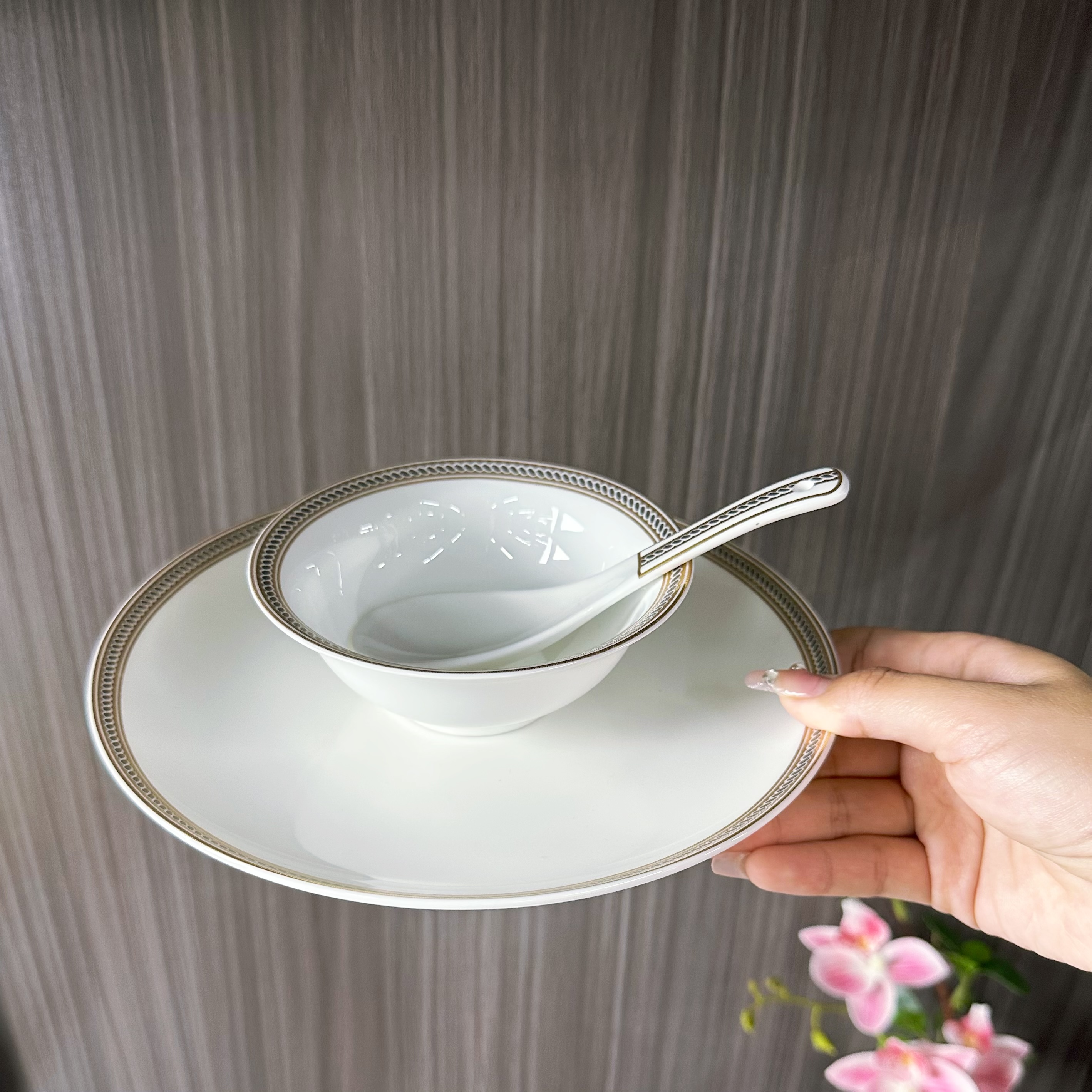The Golden Kingdom Series High Bone China Tableware Set is a luxurious and elegant 8-piece set with a court style, suitable for hotels, restaurants, banquets and household use Application Scenario