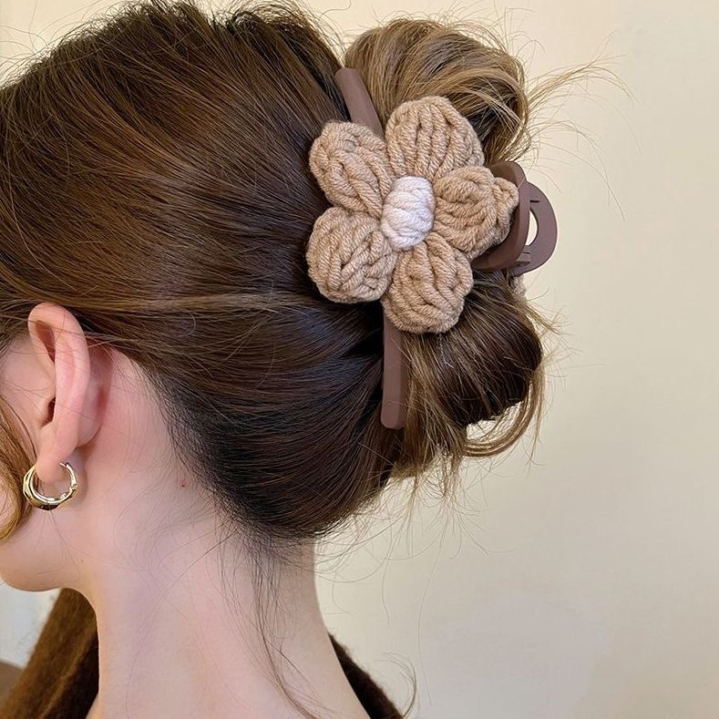 Hand-Woven Flower Grab Clip Autumn-Winter Vintage Hair Clip Sweet Large Shark Clip On The Back Of A Woman's Head details Picture