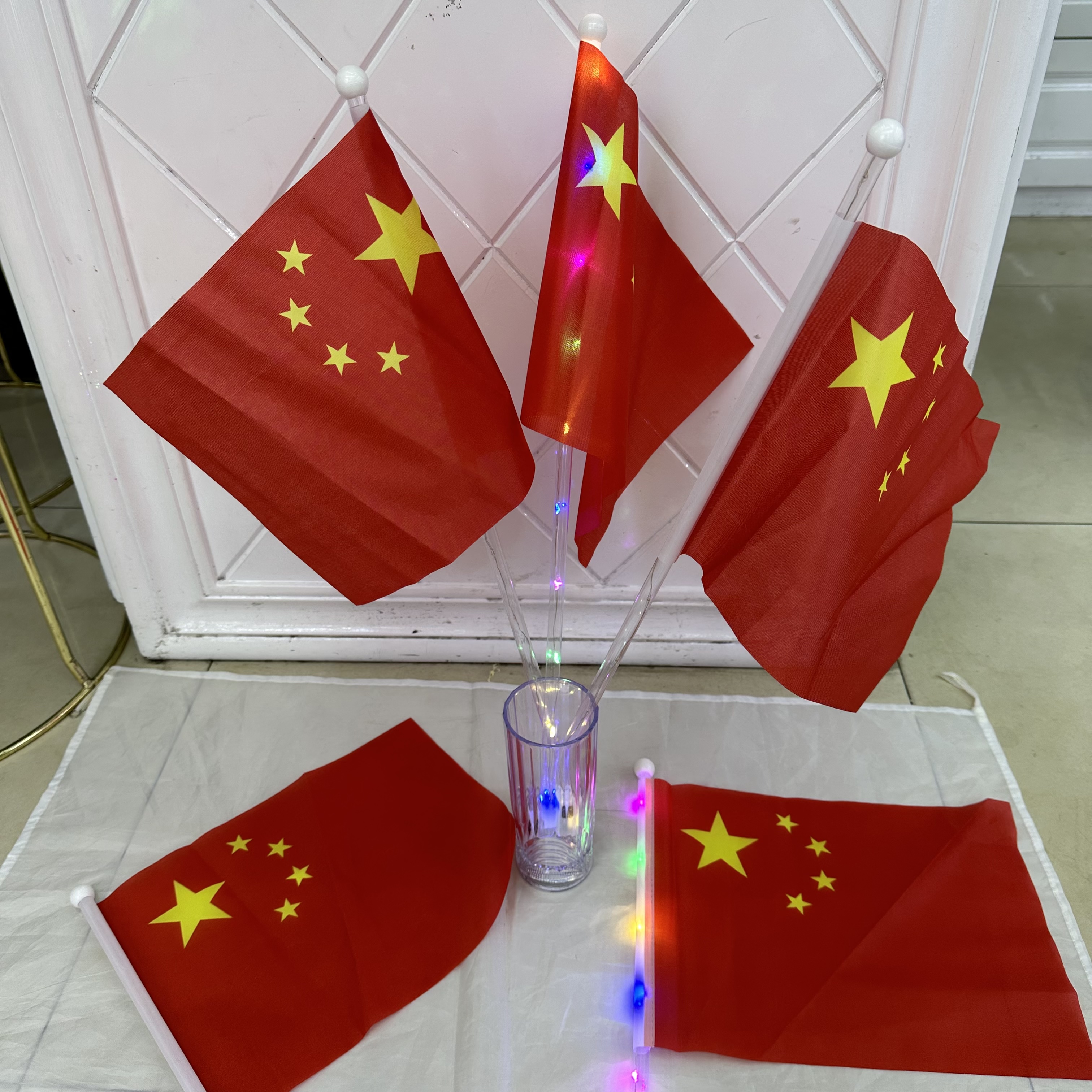 国旗手摇旗五星红发光荧光棒幼儿园礼物旅游手持发光棒玩具国旗小红色旗玩具