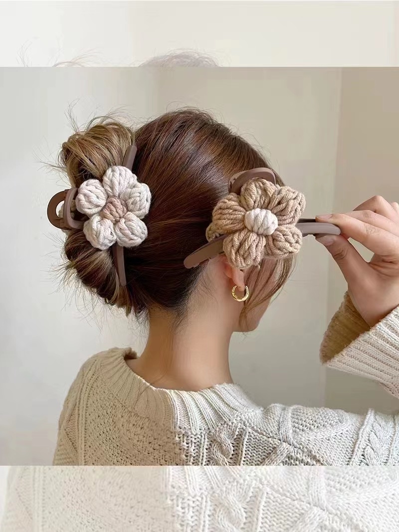 Hand-Woven Flower Grab Clip Autumn-Winter Vintage Hair Clip Sweet Large Shark Clip On The Back Of A Woman's Head Item Picture