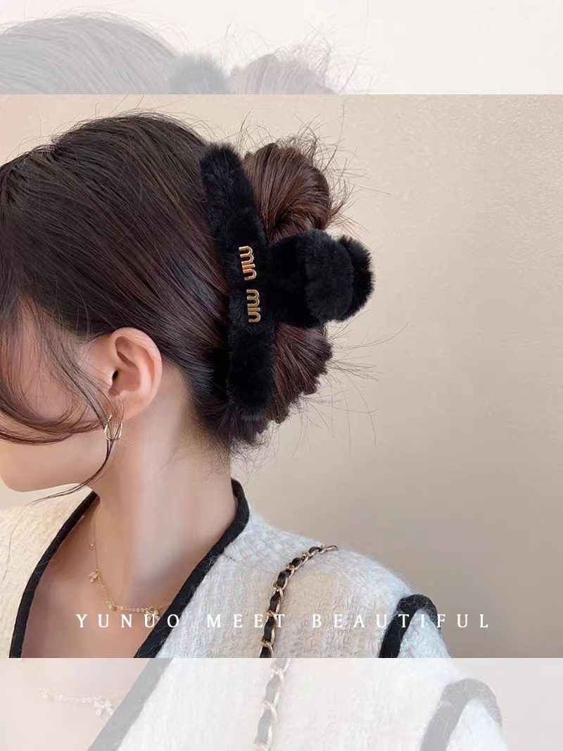 Temperament Letters Autumn Winter Plush Clip 13 Cm Large Size Hair How Much Grab Clip Back Hair Shark Clip Application Scenario