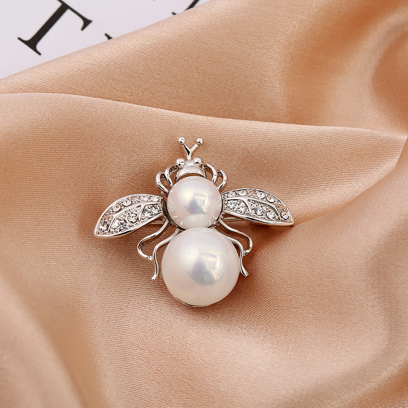 Bee brooch details Picture