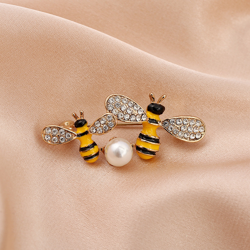Bee brooch Application Scenario