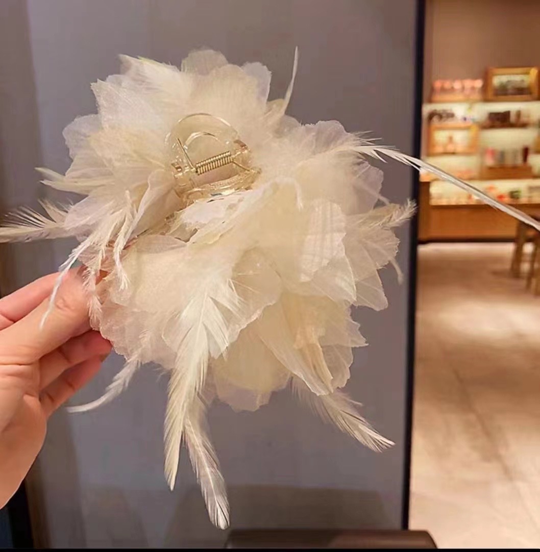 Pearl Organza Feather Flower Hairpin Back Head Curling Hair Grab Headpiece Temperament Spring Clip Hairpiece Influencer Application Scenario