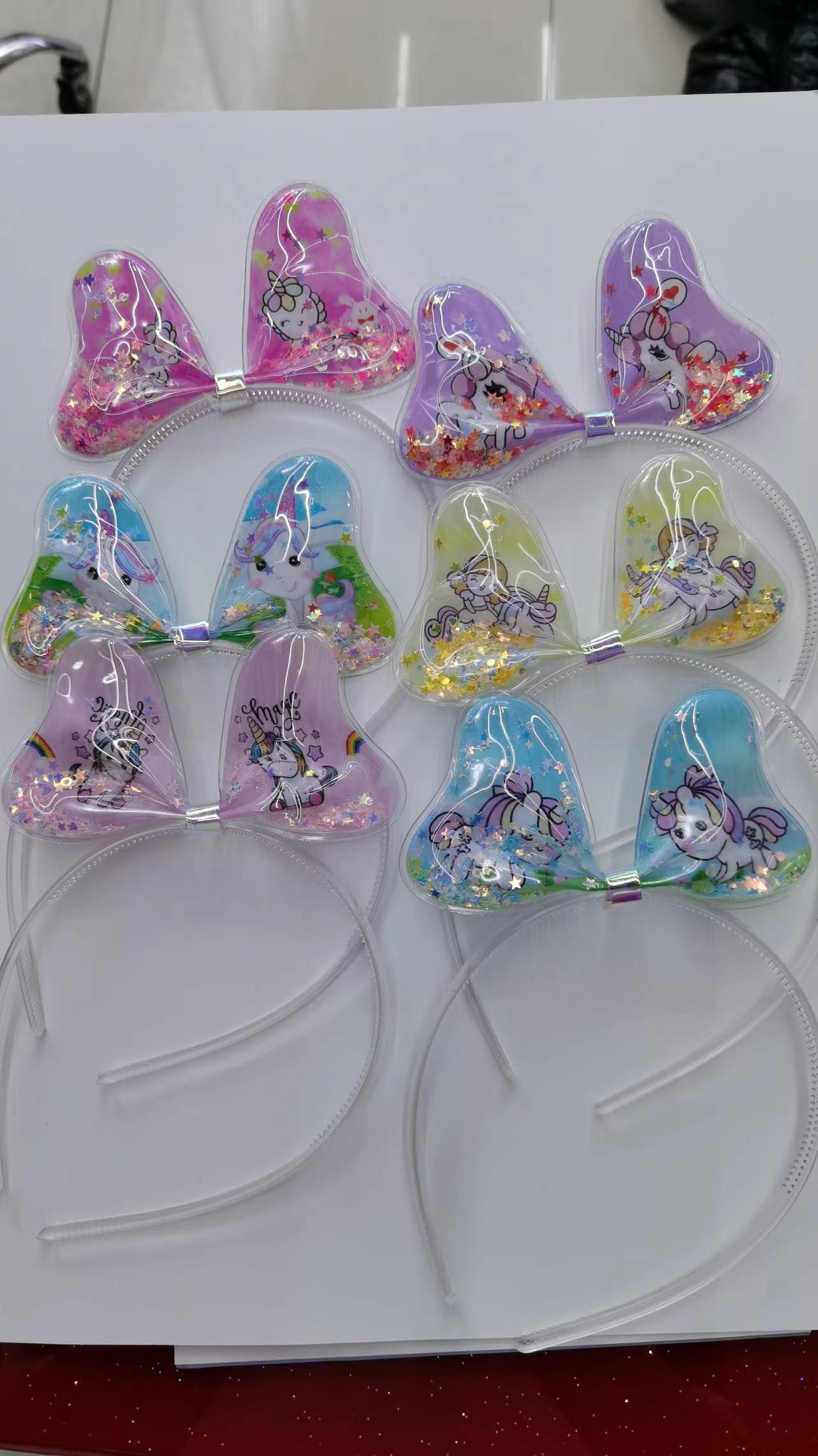 A hair band is used to tie the hair detail image 1