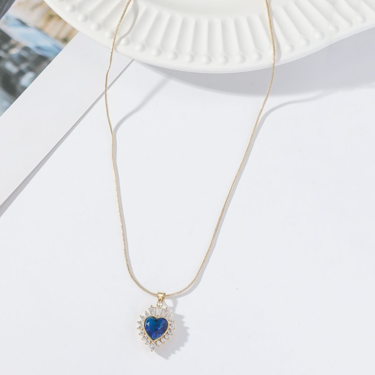 a fashionable new retro heart-shaped necklace, a niche sweet heart-shaped colored gemstone pendant, collarbone chain, in stock for wholesale Specification image