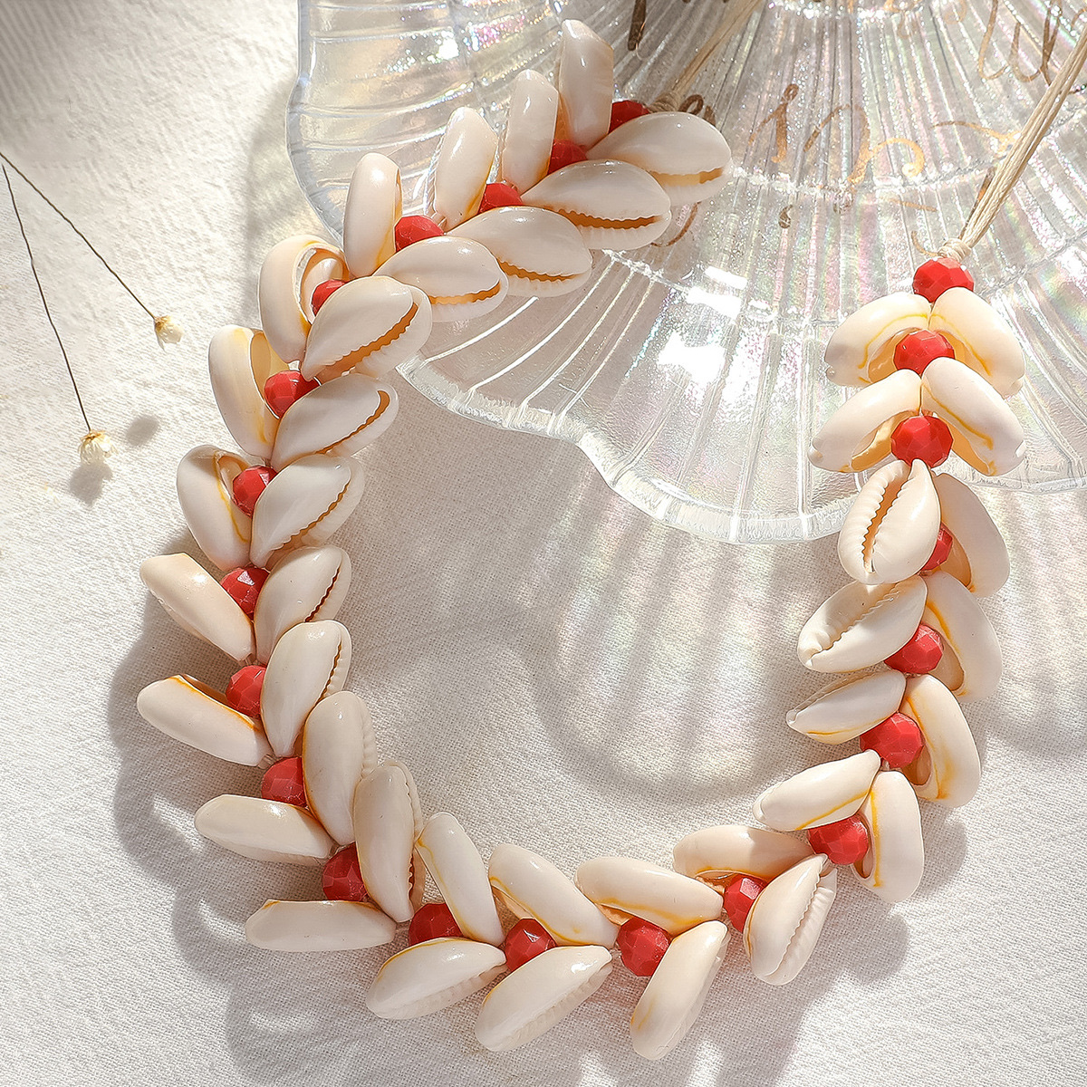 The cross-border Amazon Tooth shell crystal necklace is elegant and stylish, with a unique European and American style. It is available on AliExpress and Amazon details Picture