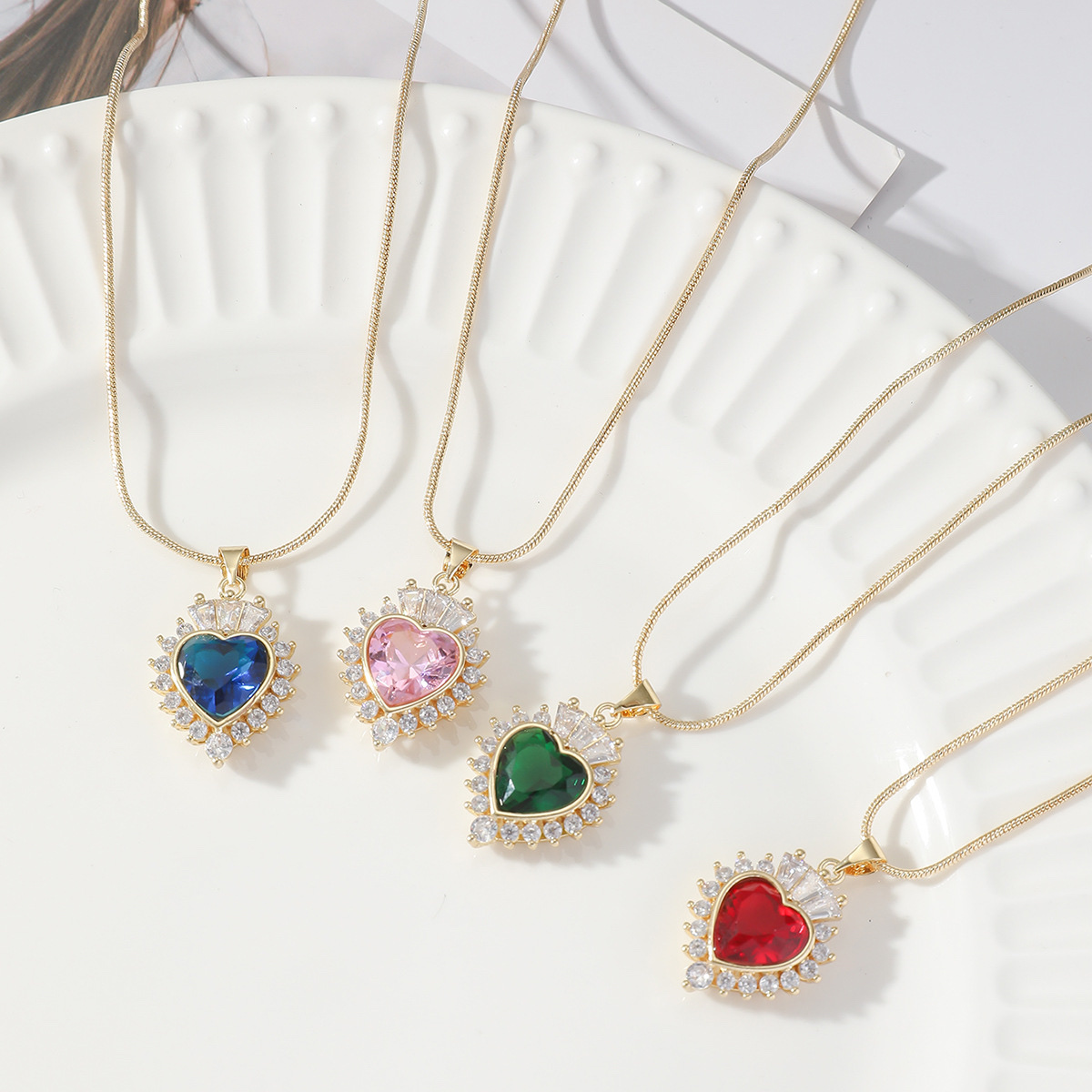 a fashionable new retro heart-shaped necklace, a niche sweet heart-shaped colored gemstone pendant, collarbone chain, in stock for wholesale