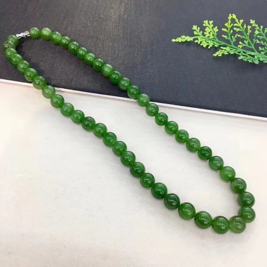Natural Russian jade necklace, women's collarbone necklace, mother's chain Application Scenario