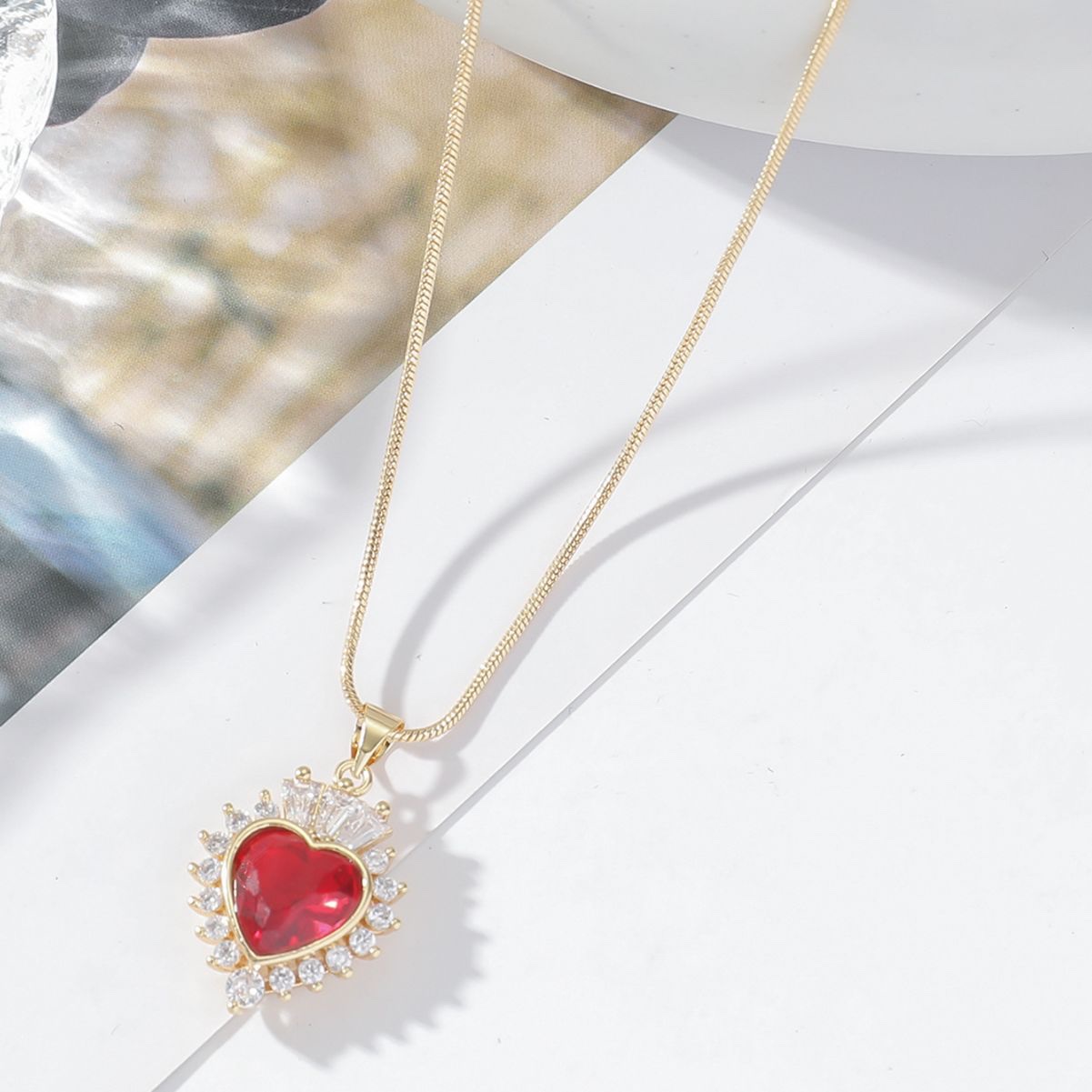 a fashionable new retro heart-shaped necklace, a niche sweet heart-shaped colored gemstone pendant, collarbone chain, in stock for wholesale details Picture