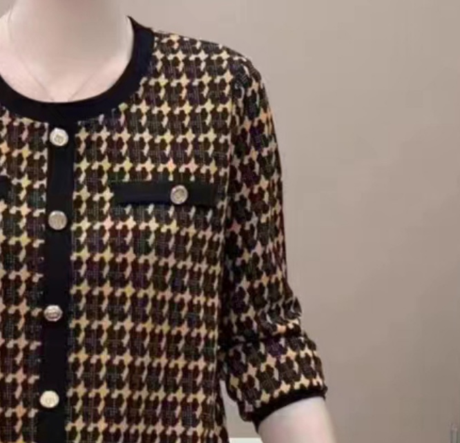 The 2023 new Xiongtu women's autumn and winter long-sleeved top with a small check pattern details Picture