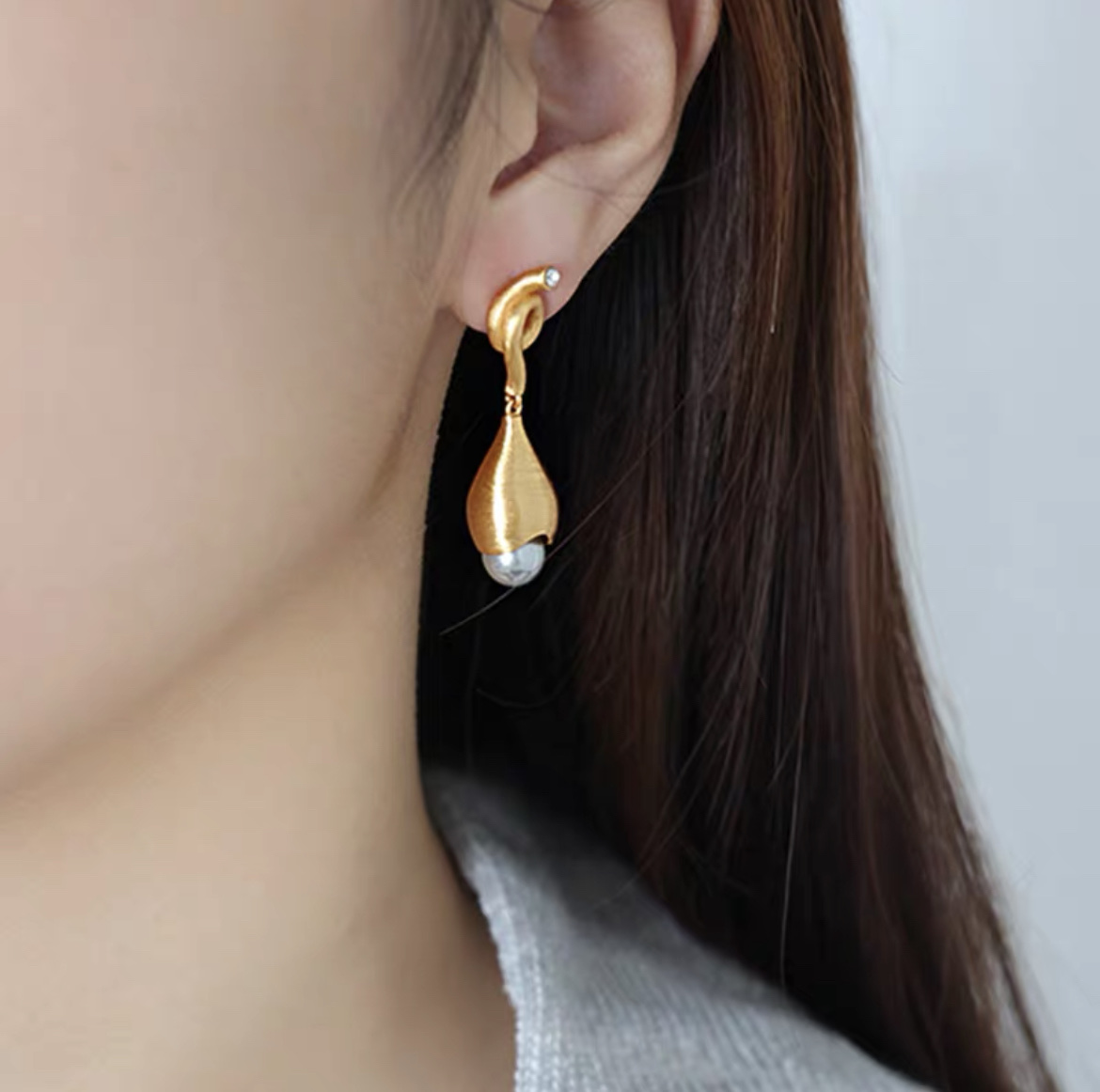 Korean Vintage Metal Style Brushed Gold Original Design High-Grade Temperament Gray Pearl Earrings Fate Season Specification drawing