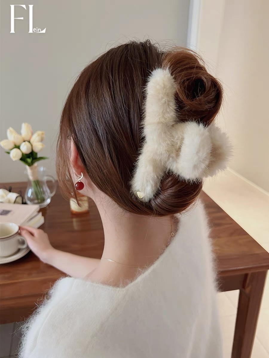 The monochrome plush grab clip is in a stylish milk coffee color scheme