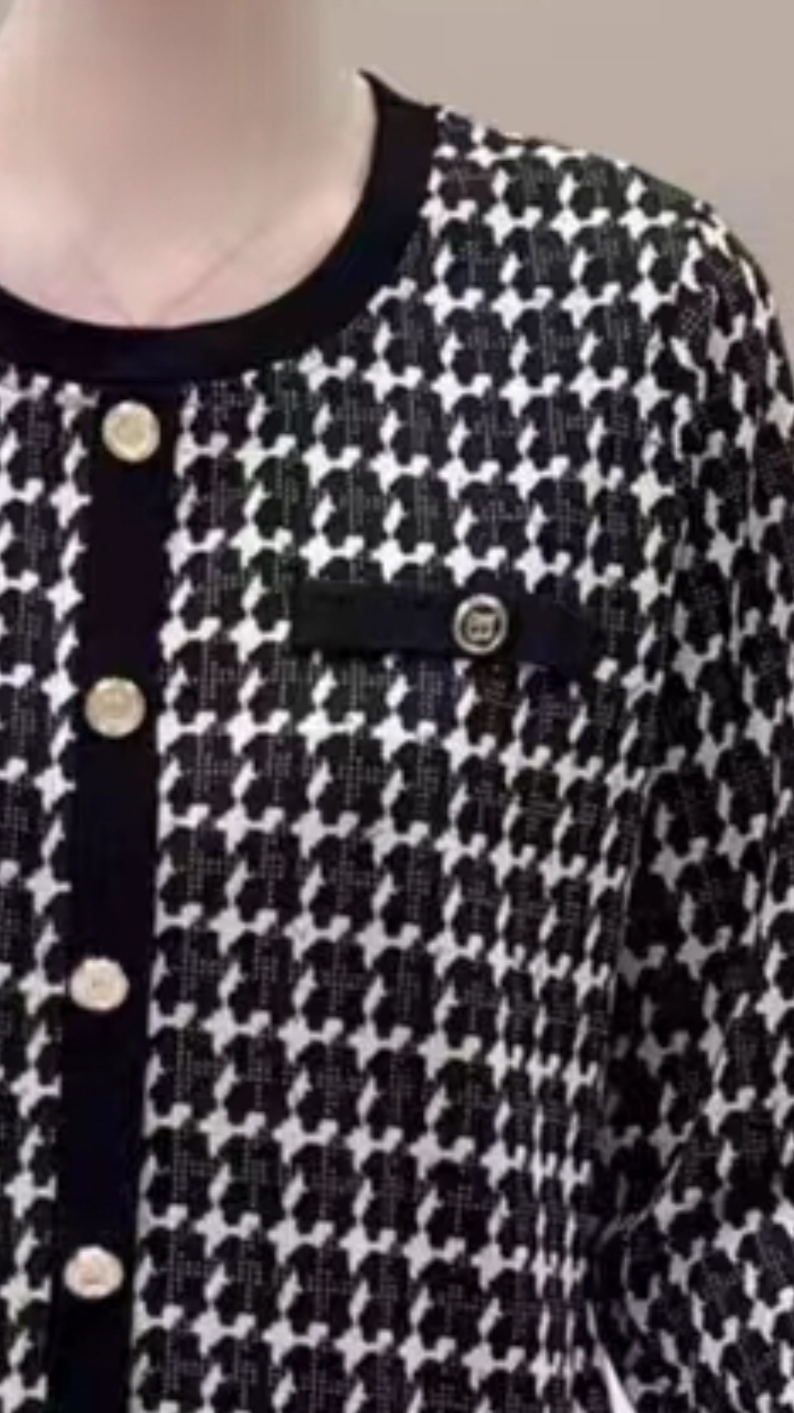 The 2023 new Xiongtu women's autumn and winter long-sleeved, fine-checked top Application Scenario