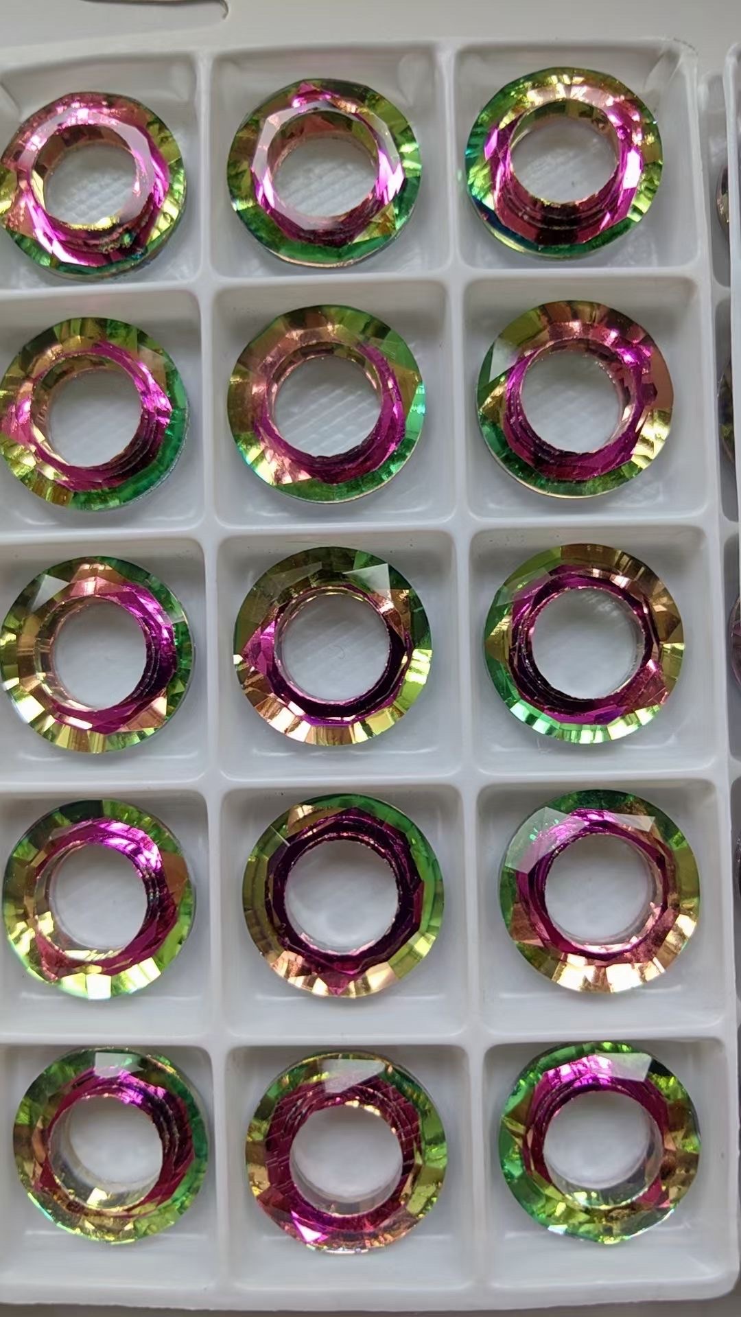 水晶吊头烫钻贴树脂皇冠设计 别针圆盘搭配 橡胶标滴塑工艺 时尚饰品新款上市