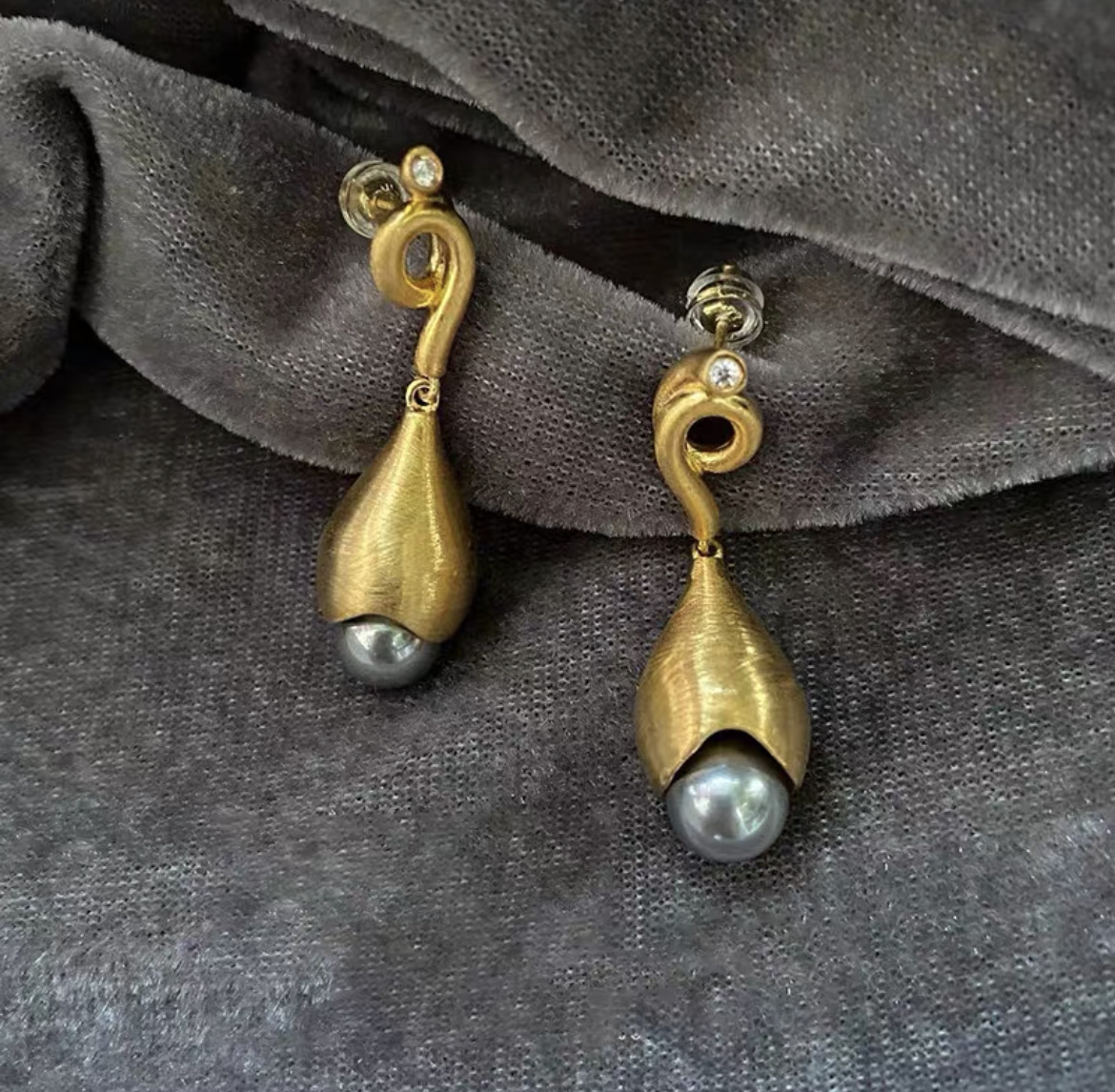 Korean Vintage Metal Style Brushed Gold Original Design High-Grade Temperament Gray Pearl Earrings Fate Season