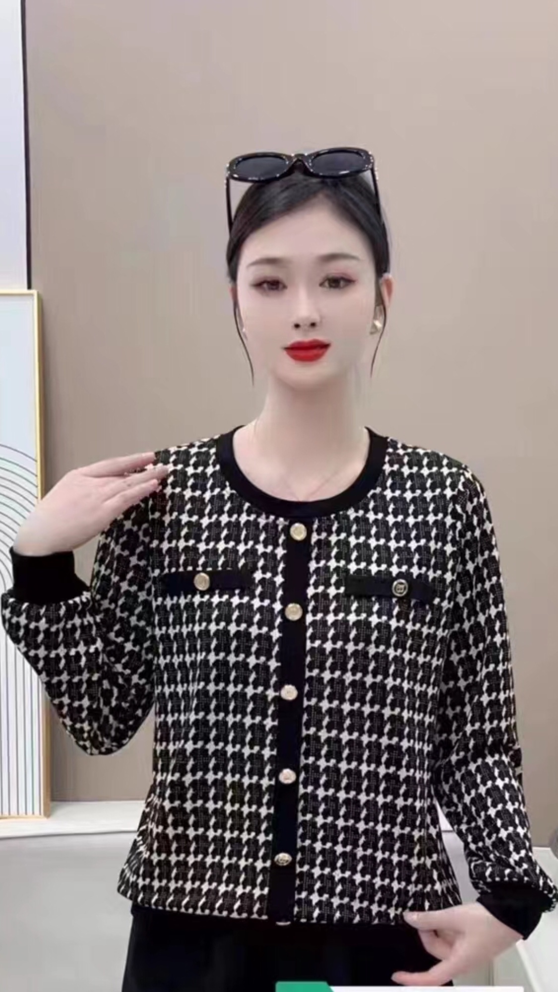 The 2023 new Xiongtu women's autumn and winter long-sleeved, fine-checked top Specification image