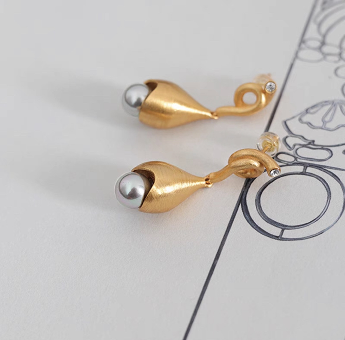 Korean Vintage Metal Style Brushed Gold Original Design High-Grade Temperament Gray Pearl Earrings Fate Season Item Picture