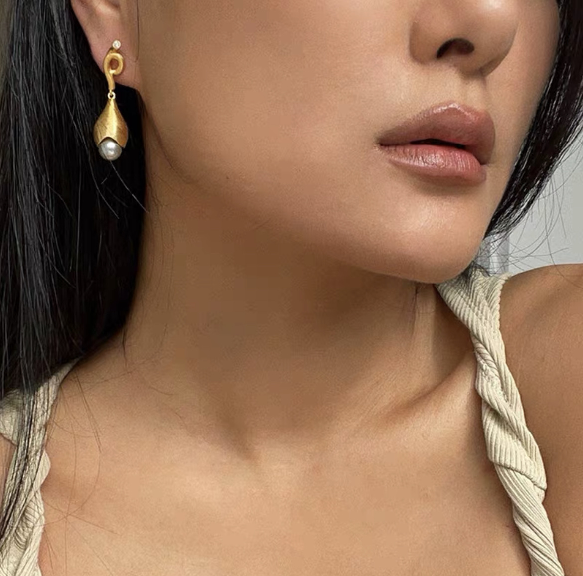 Korean Vintage Metal Style Brushed Gold Original Design High-Grade Temperament Gray Pearl Earrings Fate Season details Picture