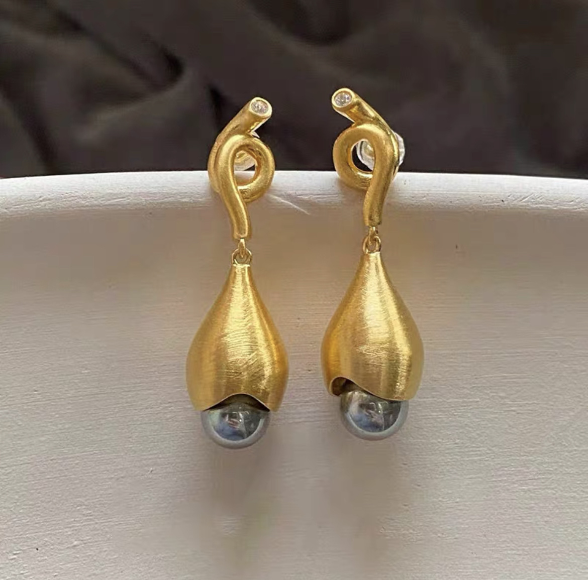 Korean Vintage Metal Style Brushed Gold Original Design High-Grade Temperament Gray Pearl Earrings Fate Season Application Scenario