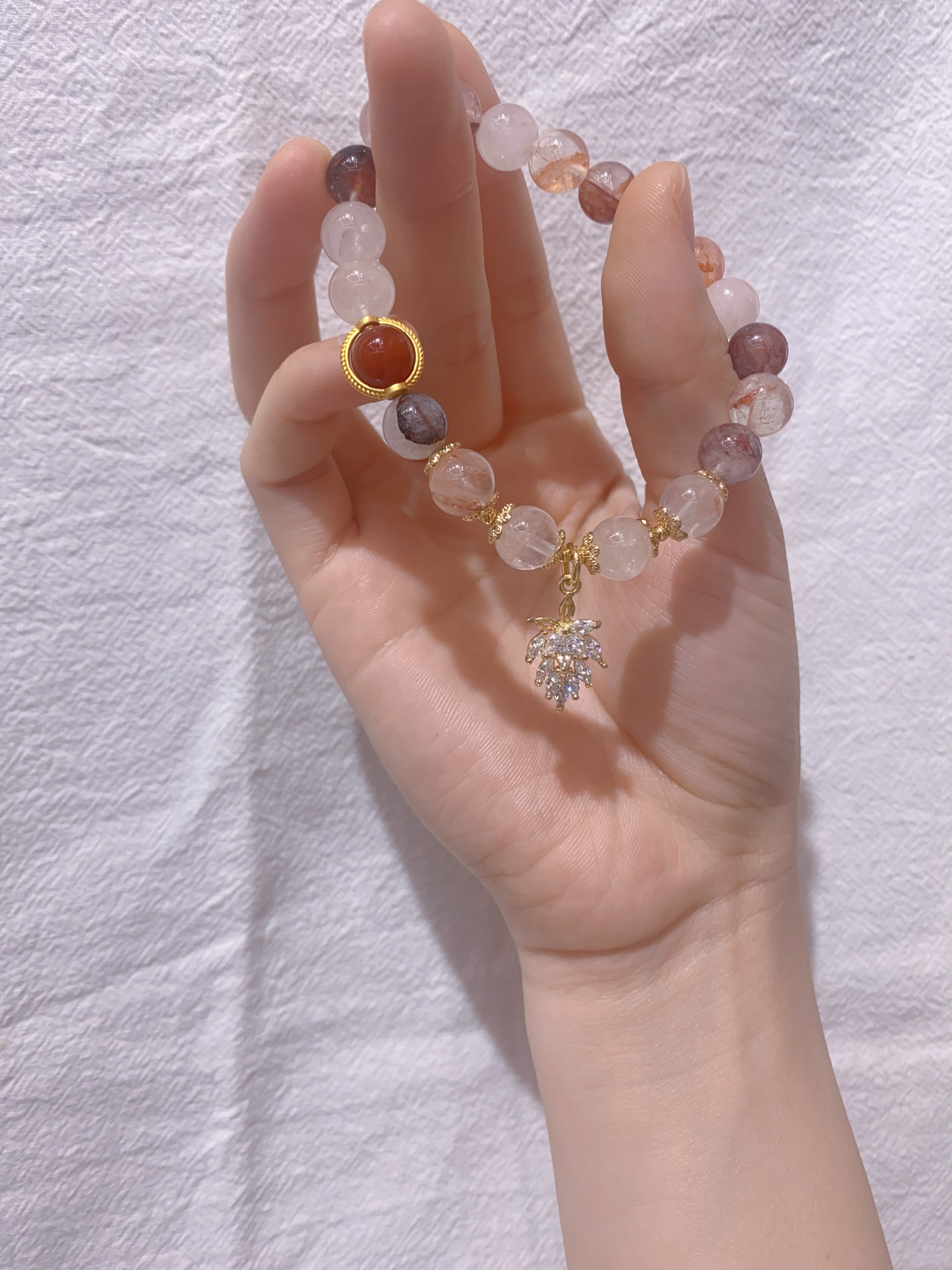 Red Gum Flower Crystal Leaves
Bracelet
Natural Red Gum Flowers With Diamond Leaves
Use Color-Preserving Copper Gold-Plated Fittings Specification drawing