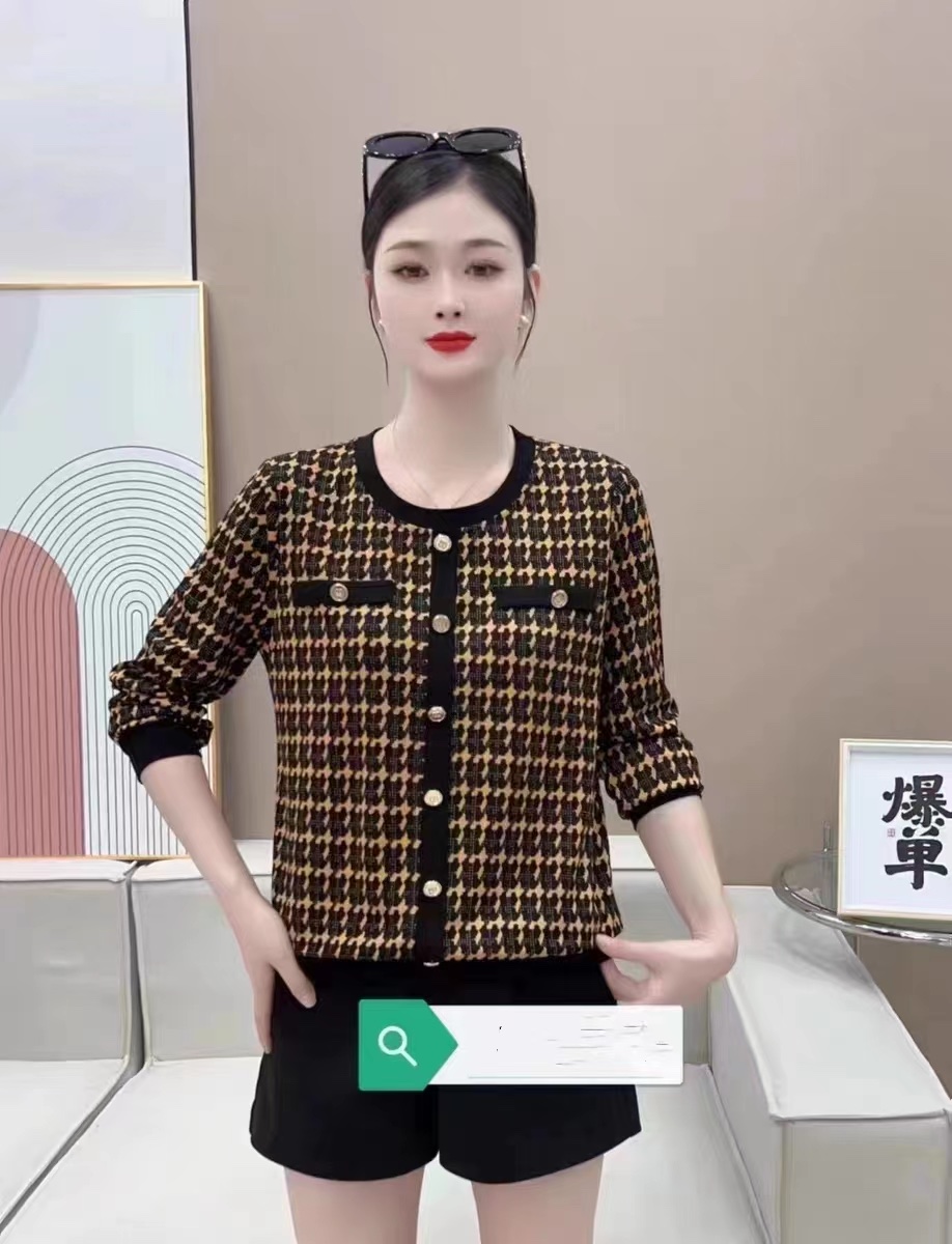 The 2023 new Xiongtu women's autumn and winter long-sleeved top with a small check pattern Item Picture