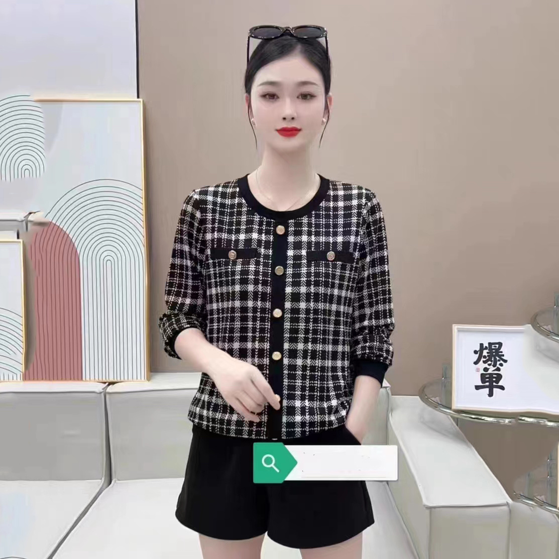 The 2023 new Xiongtu women's autumn and winter long-sleeved, fine-checked top detail image 1