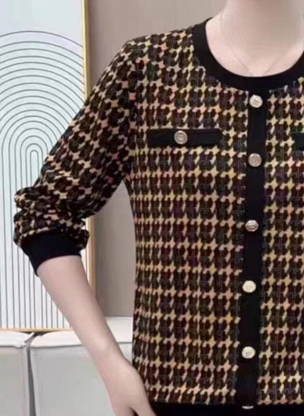 The 2023 new Xiongtu women's autumn and winter long-sleeved top with a small check pattern Application Scenario