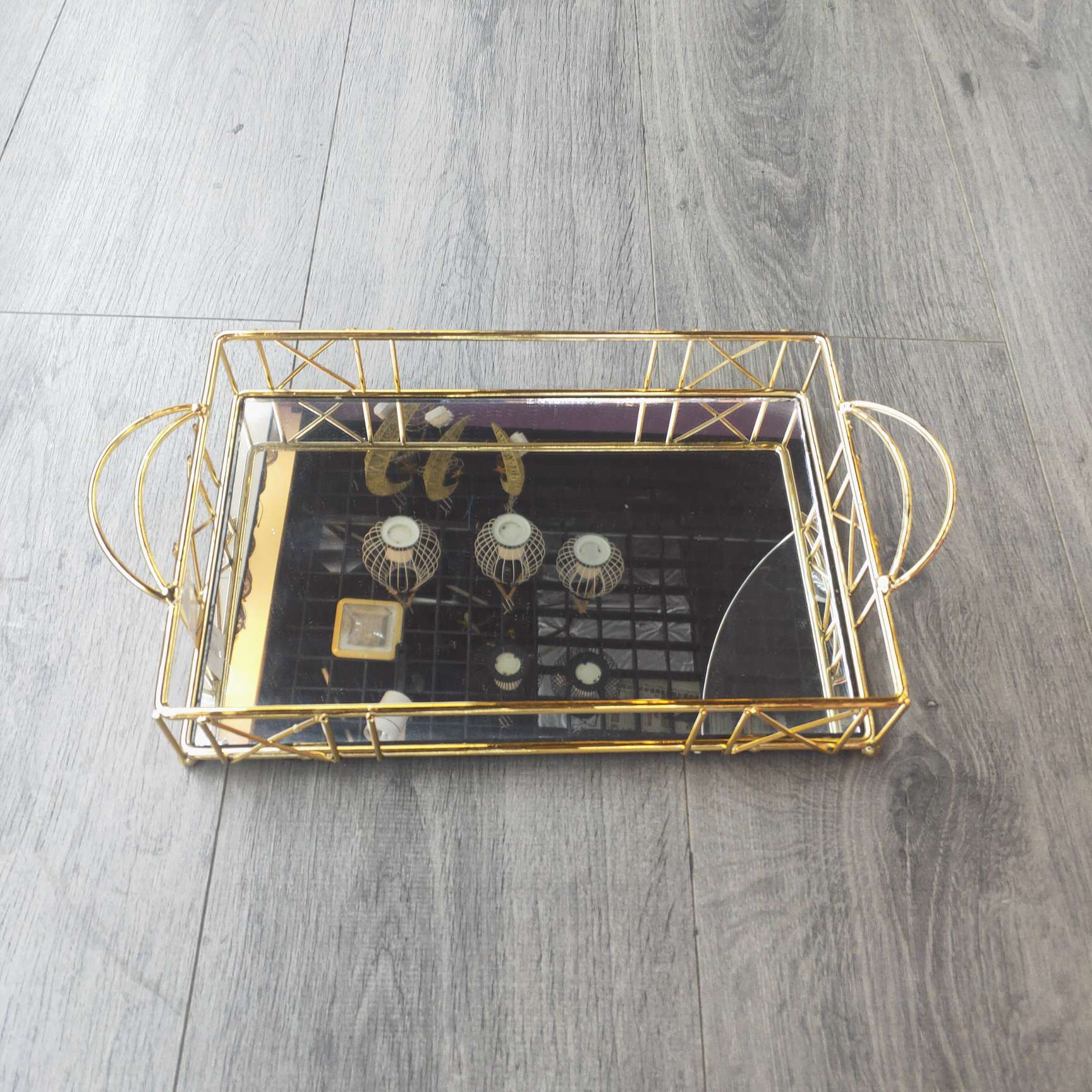 European-style ironwork hand-held tray table ornaments and home decoration handicrafts Application Scenario