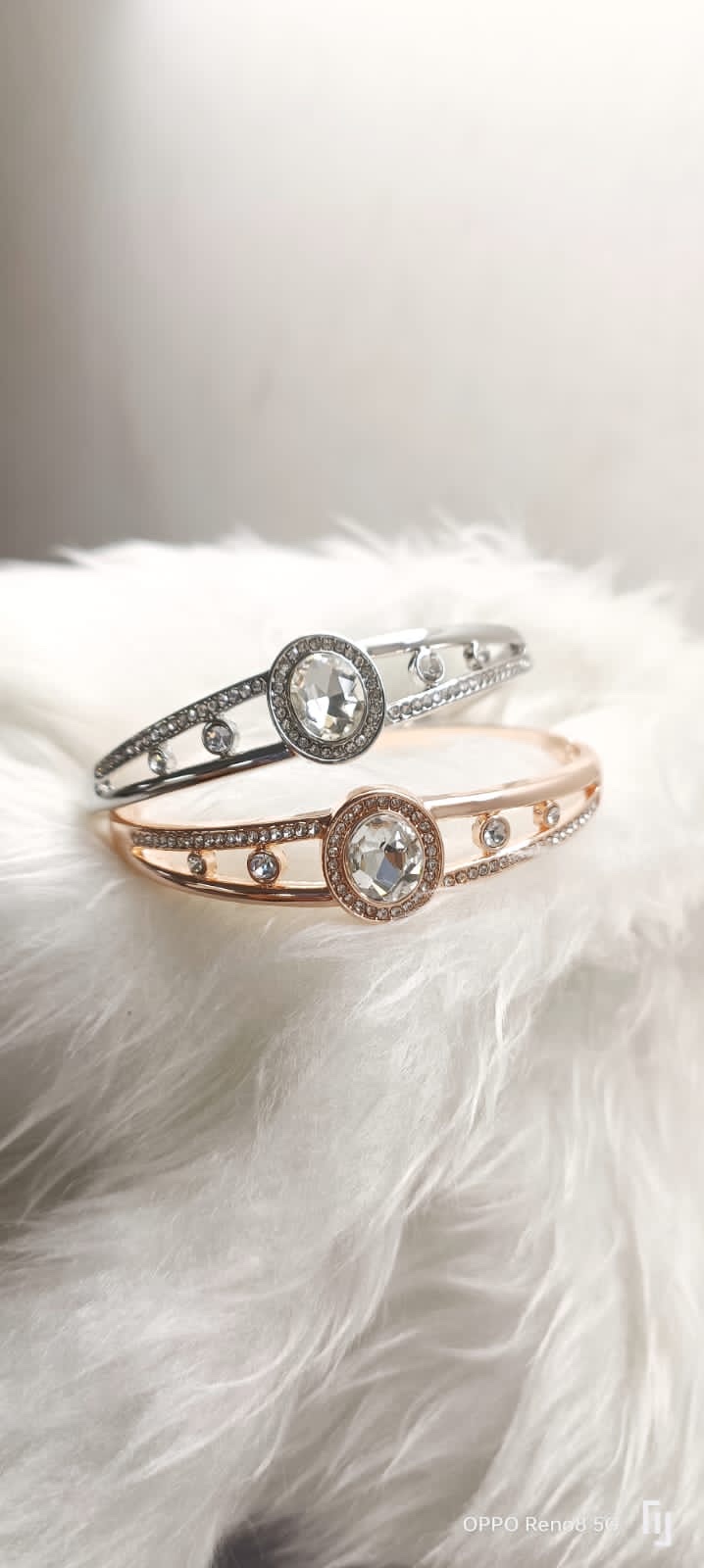 Dain-shaped glass wristband