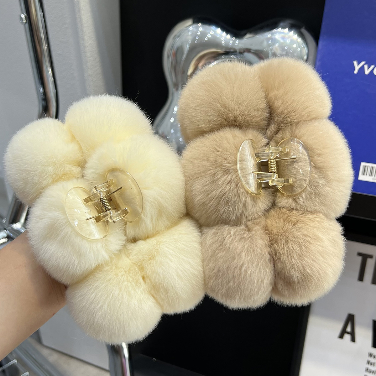 This is a popular Korean-style fashionable and casual grabber. The plush grabber for winter is warm and thick, suitable for children