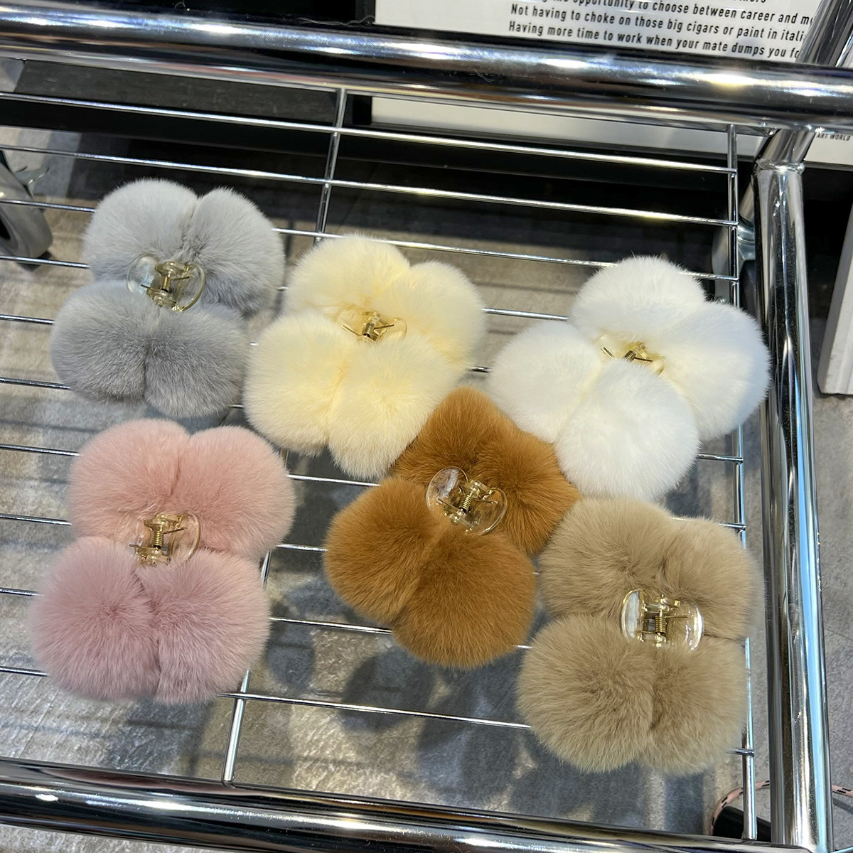 This is a popular Korean-style fashionable and casual grabber. The plush grabber for winter is warm and thick, suitable for children details Picture