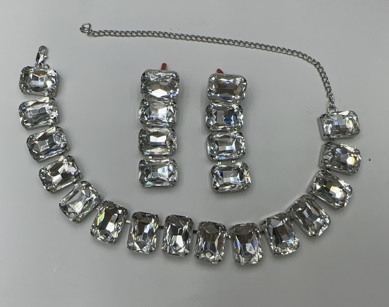 European and American simple full-diamond colorful necklace, versatile vacation accessory, acrylic rectangular diamond cxzs Application Scenario