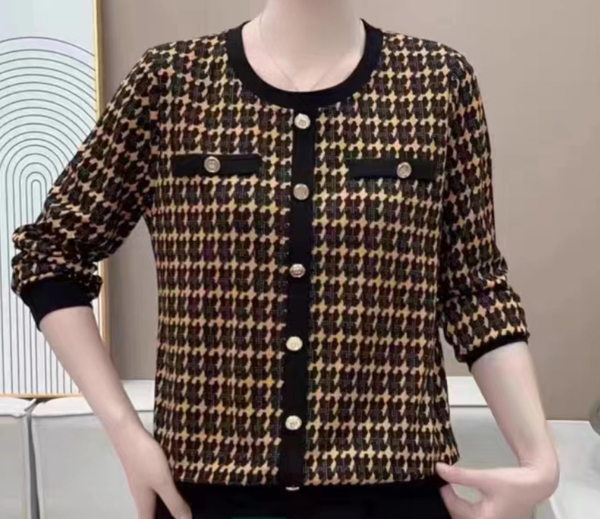 New women's clothing styles for 2023! Long-sleeved checkered tops for autumn and winter, elegant and fashionable, with great value prices. Limited-time flash sale, you'll definitely regret not buying!