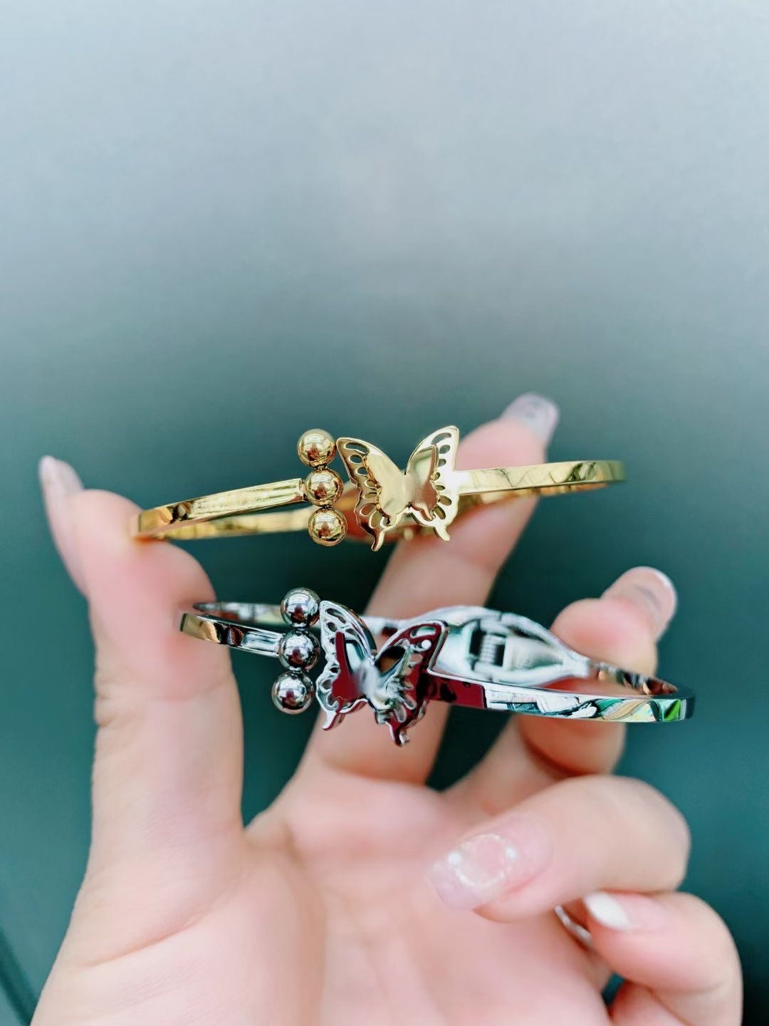 A 12-piece fashionable bracelet set