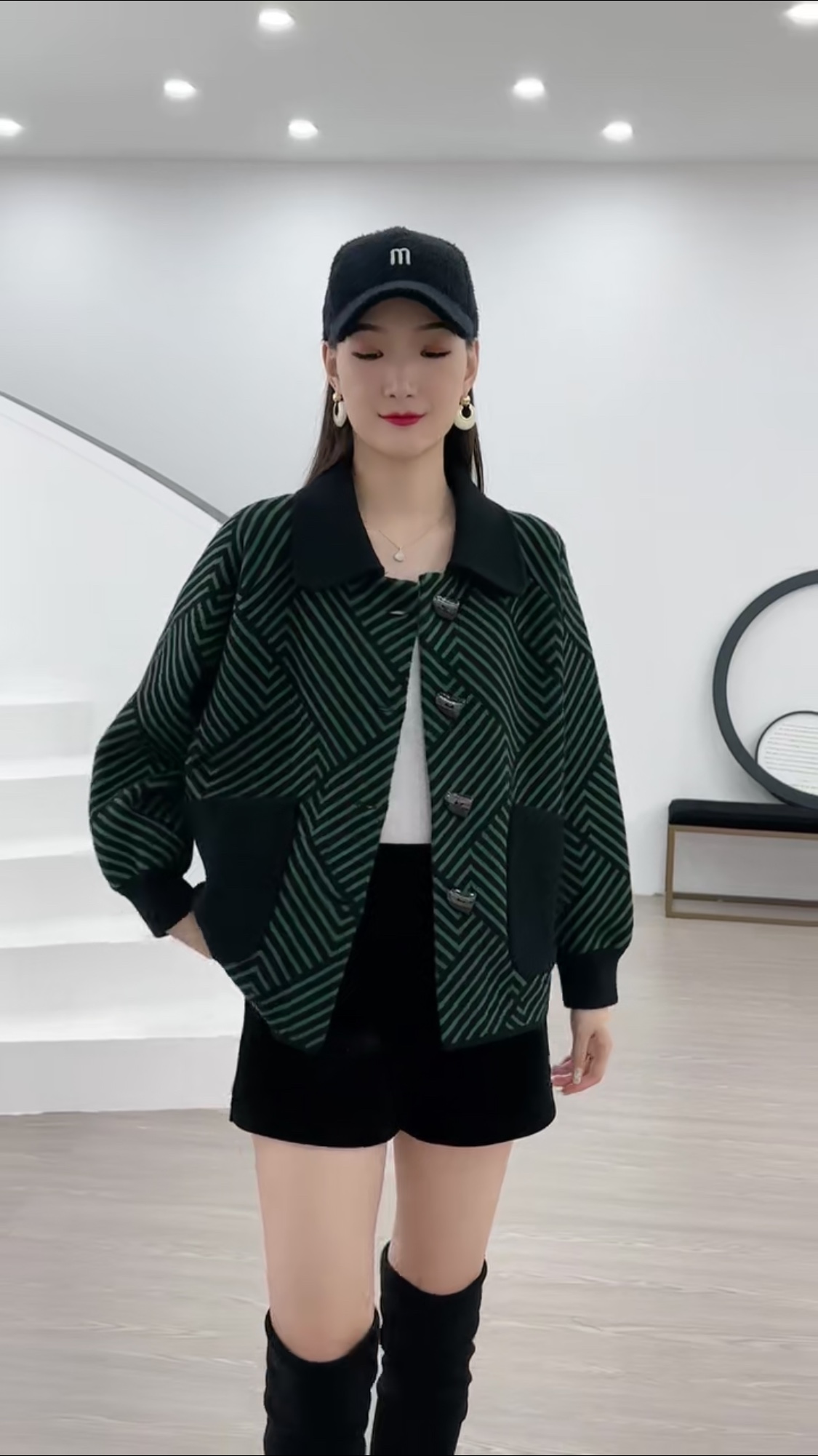 New product on the market! 2023 Autumn/Winter women's wear: Dark green long-sleeved knitted top, elegant and stylish. You'll definitely regret not buying it! Limited-time flash sale! Application Scenario