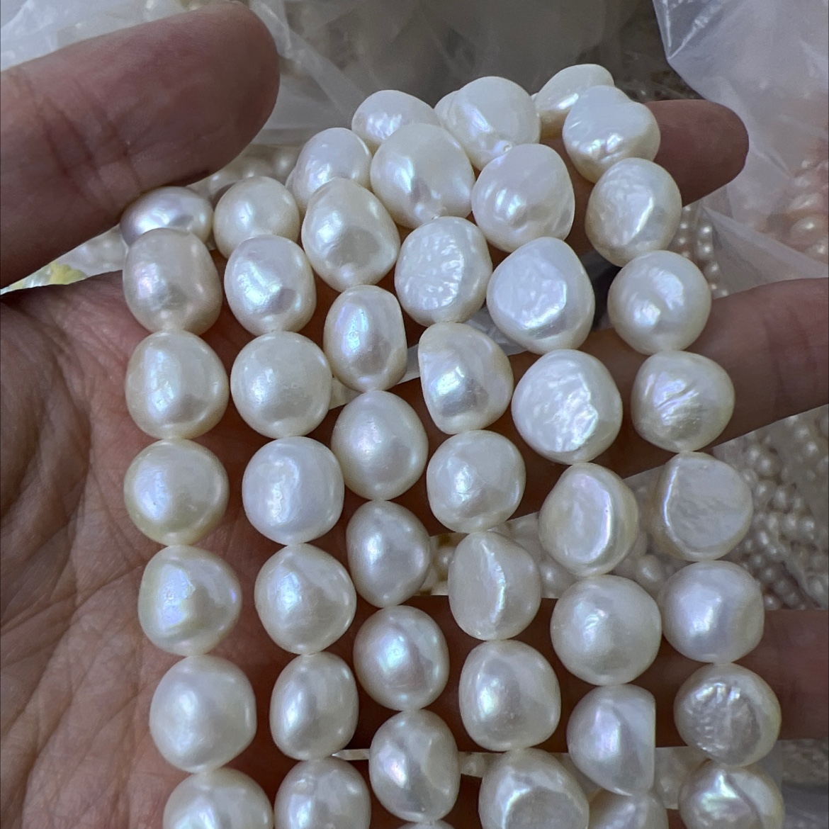 Large-grained two-sided glossy pearls details Picture