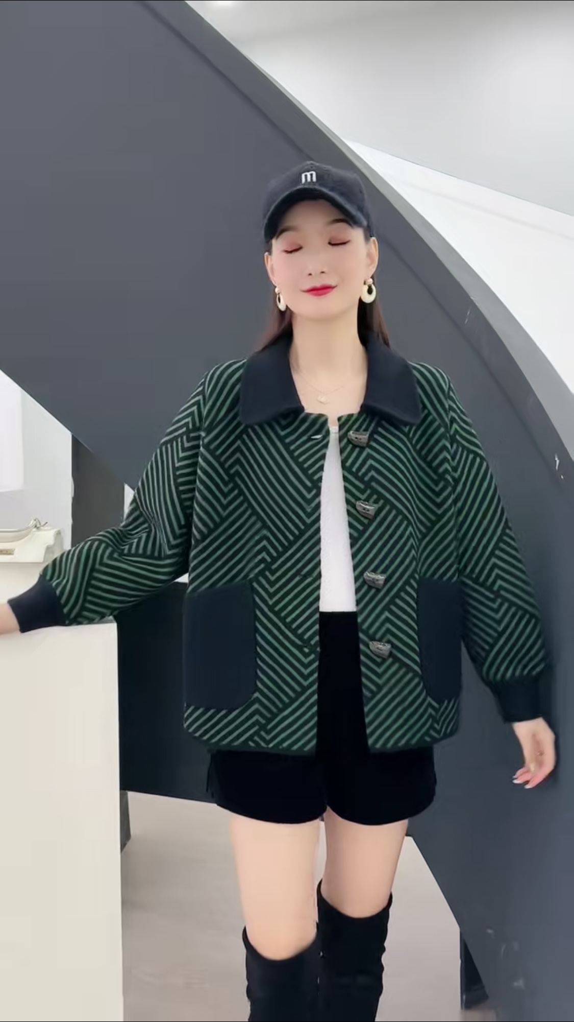 New product on the market! 2023 Autumn/Winter women's wear: Dark green long-sleeved knitted top, elegant and stylish. You'll definitely regret not buying it! Limited-time flash sale!