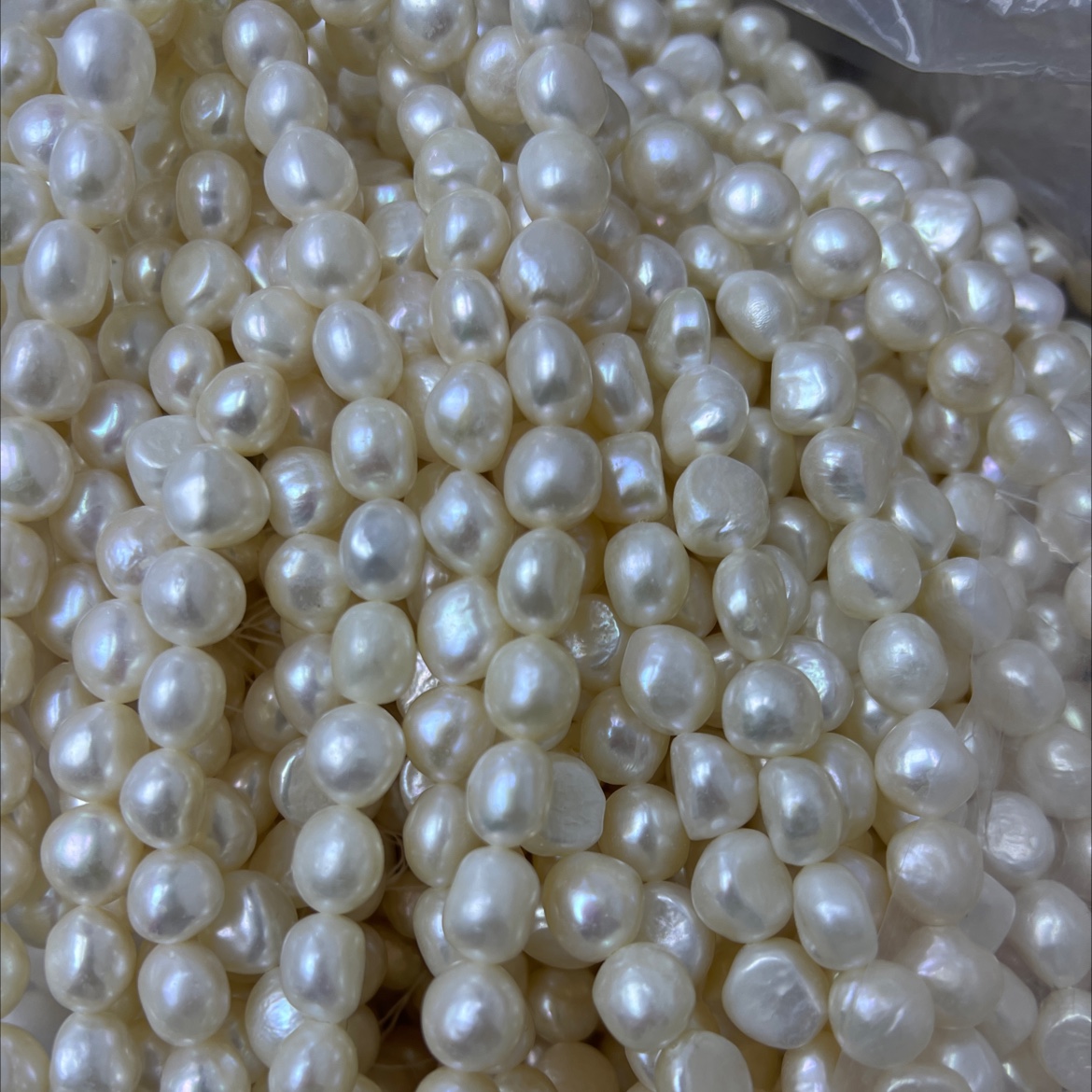 Large-grained two-sided glossy pearls