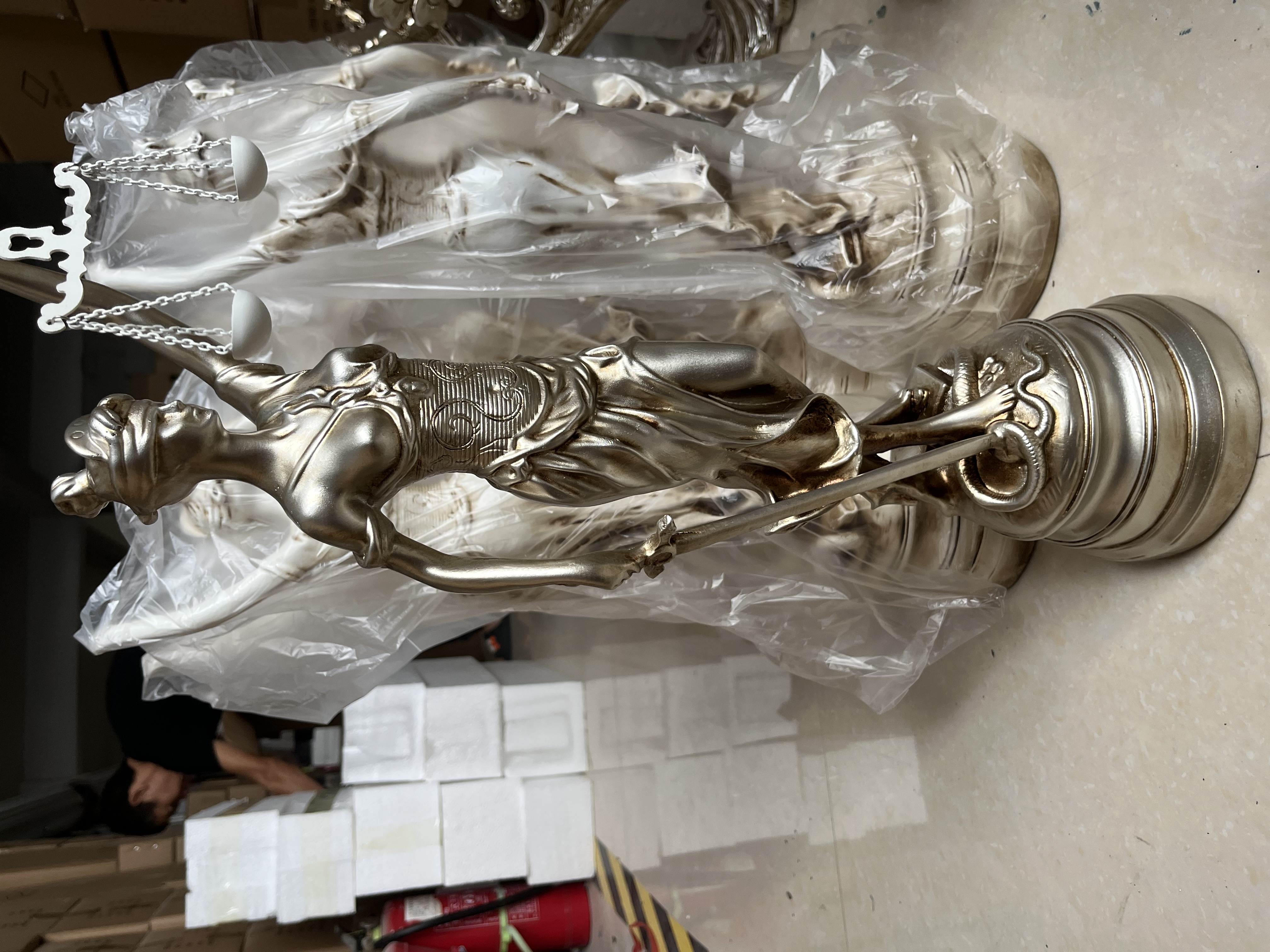 轻奢正义女神雕像摆件欧式司法天平律师事务所办公室摆件