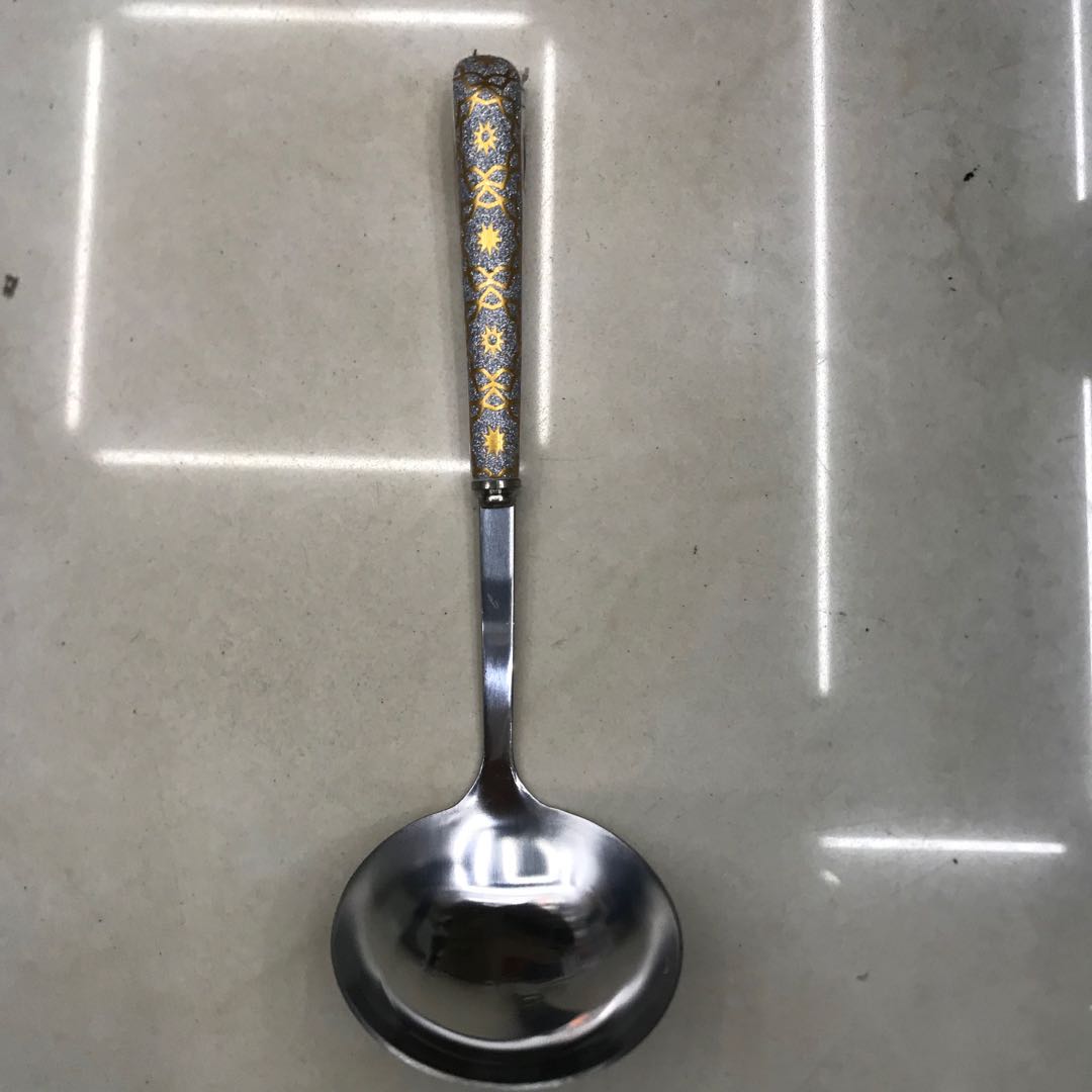 Household kitchen large soup spoons, stainless steel pot spoons, large soup ladles, soup shells, kitchenware, long-handled spoons Application Scenario