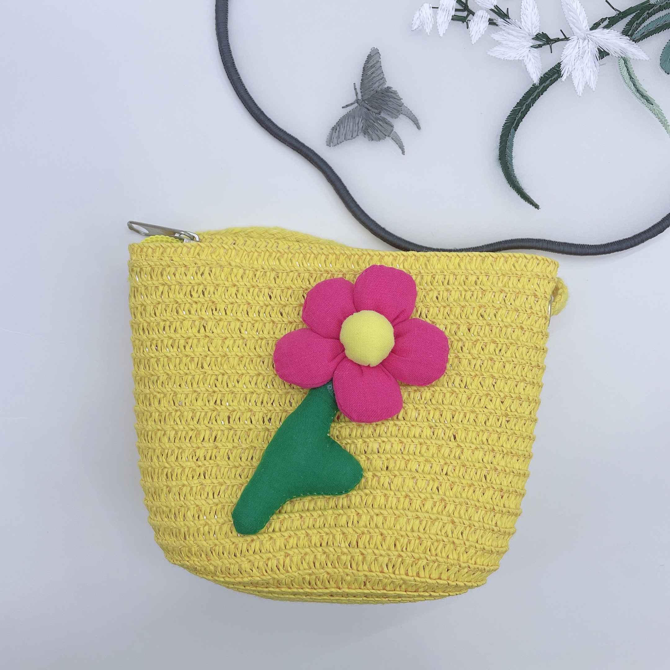 Summer hand-woven straw small bags wholesale, beach vacation bags, shell-shaped children's mini and cute flower children's straw bags, crossbody bags details Picture