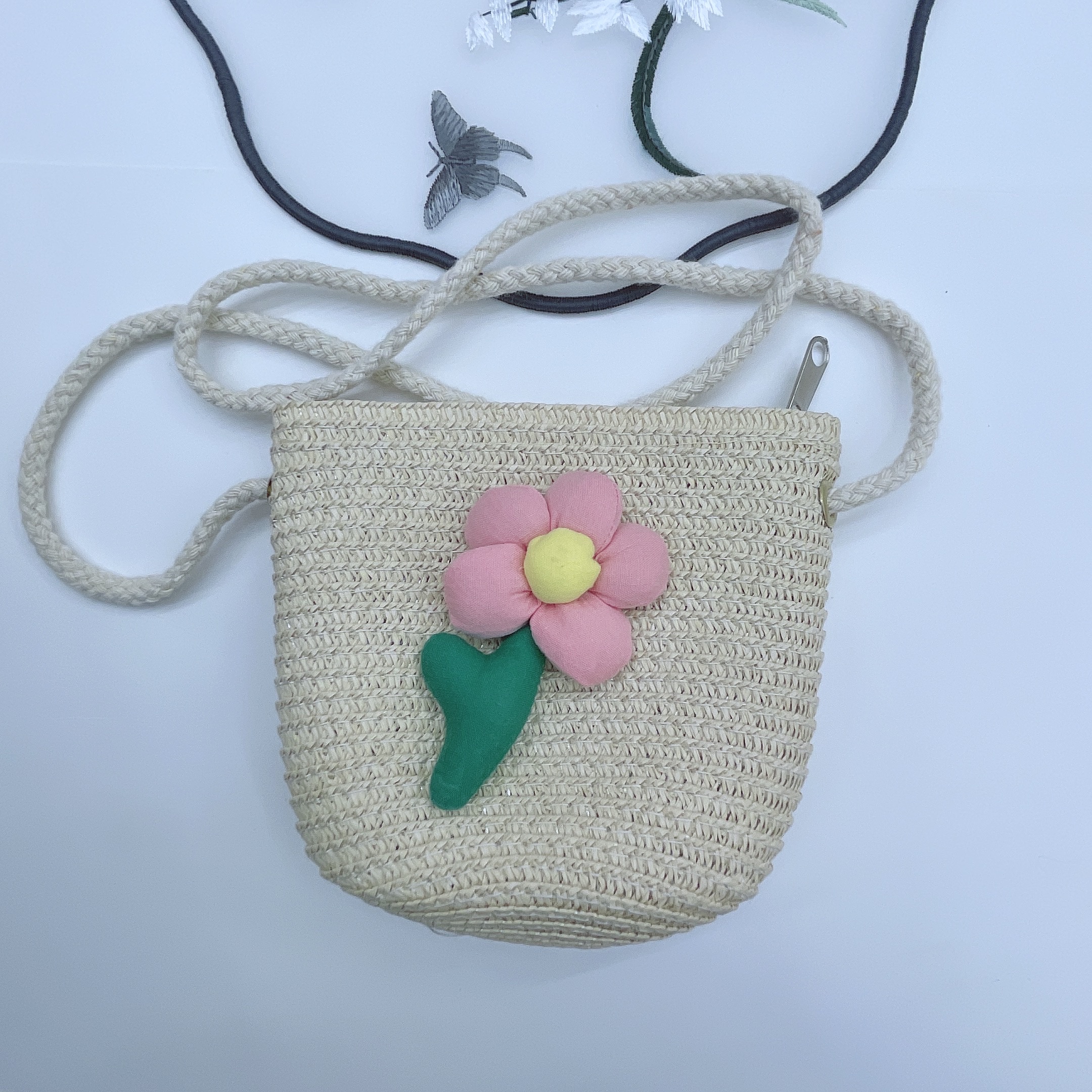 Summer hand-woven straw small bags wholesale, beach vacation bags, shell-shaped children's mini and cute flower children's straw bags, crossbody bags Application Scenario