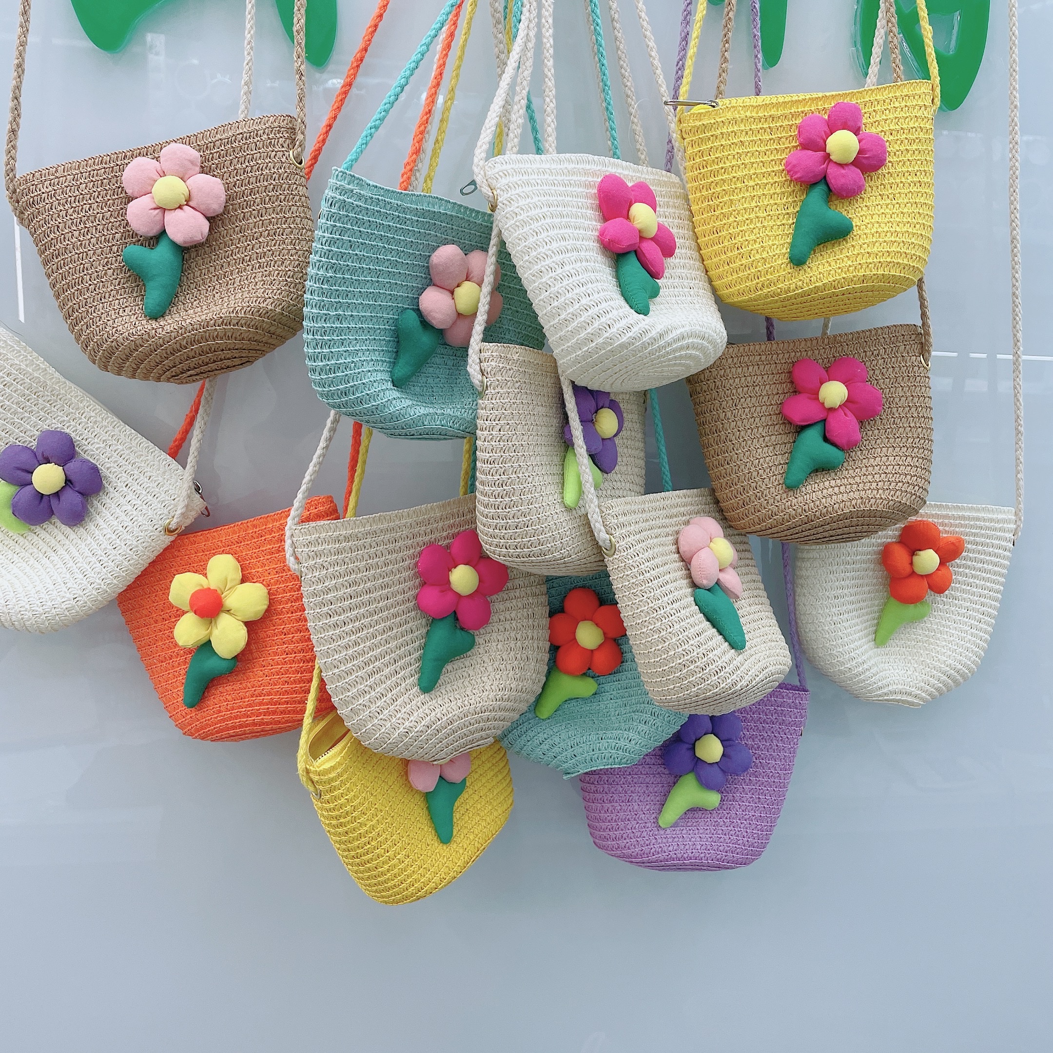 Summer hand-woven straw small bags wholesale, beach vacation bags, shell-shaped children's mini and cute flower children's straw bags, crossbody bags